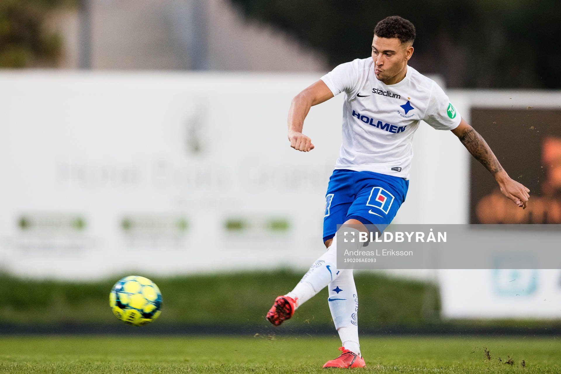 Norrköpings Jordan Larsson med en straff