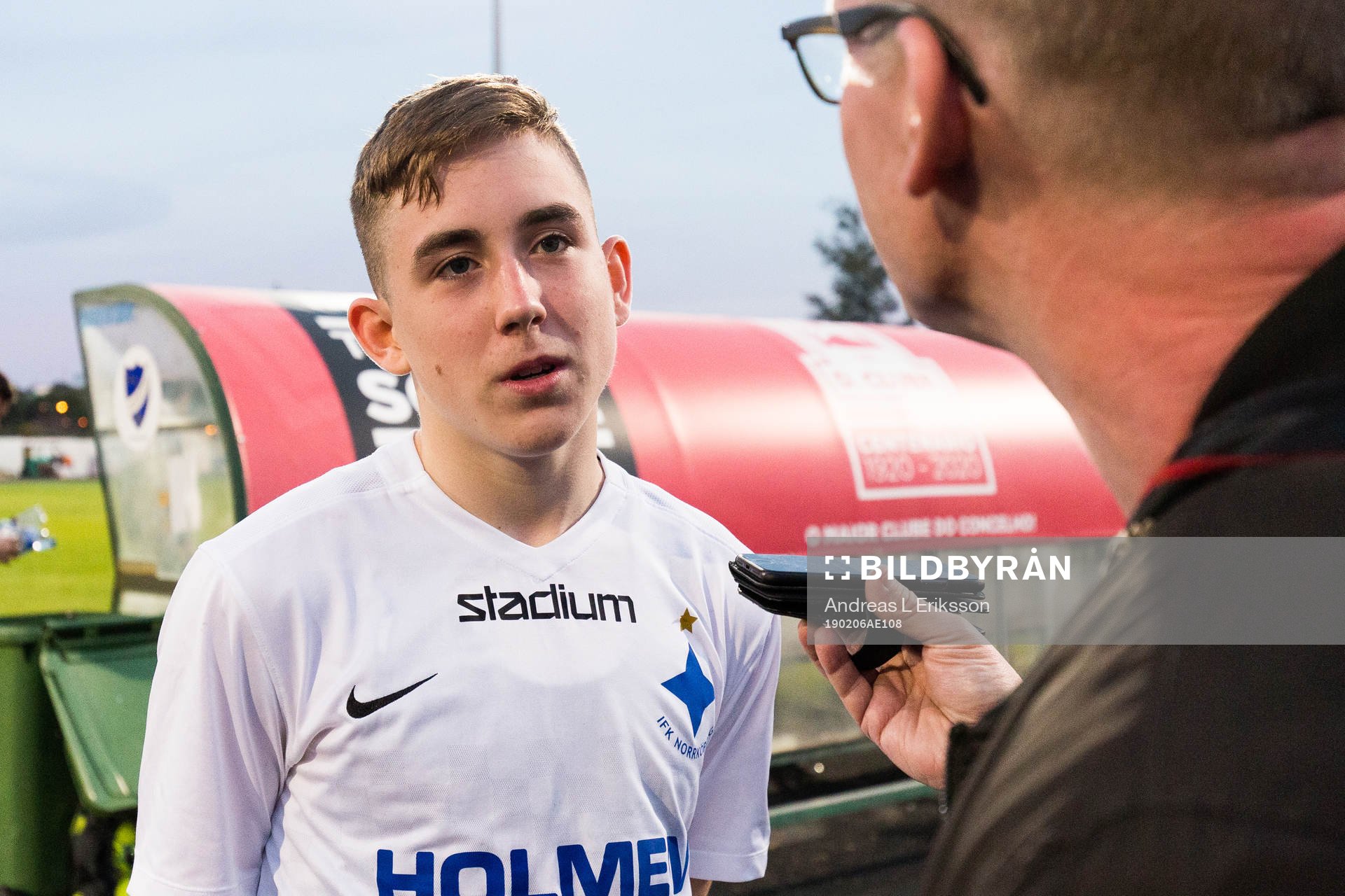 Norrköpings Isak Bergmann Johannesson intervjuas av media efter en träningsmatch i fotboll mellan Norrköping och Farense den 6 februari 2019 i Albufeira.