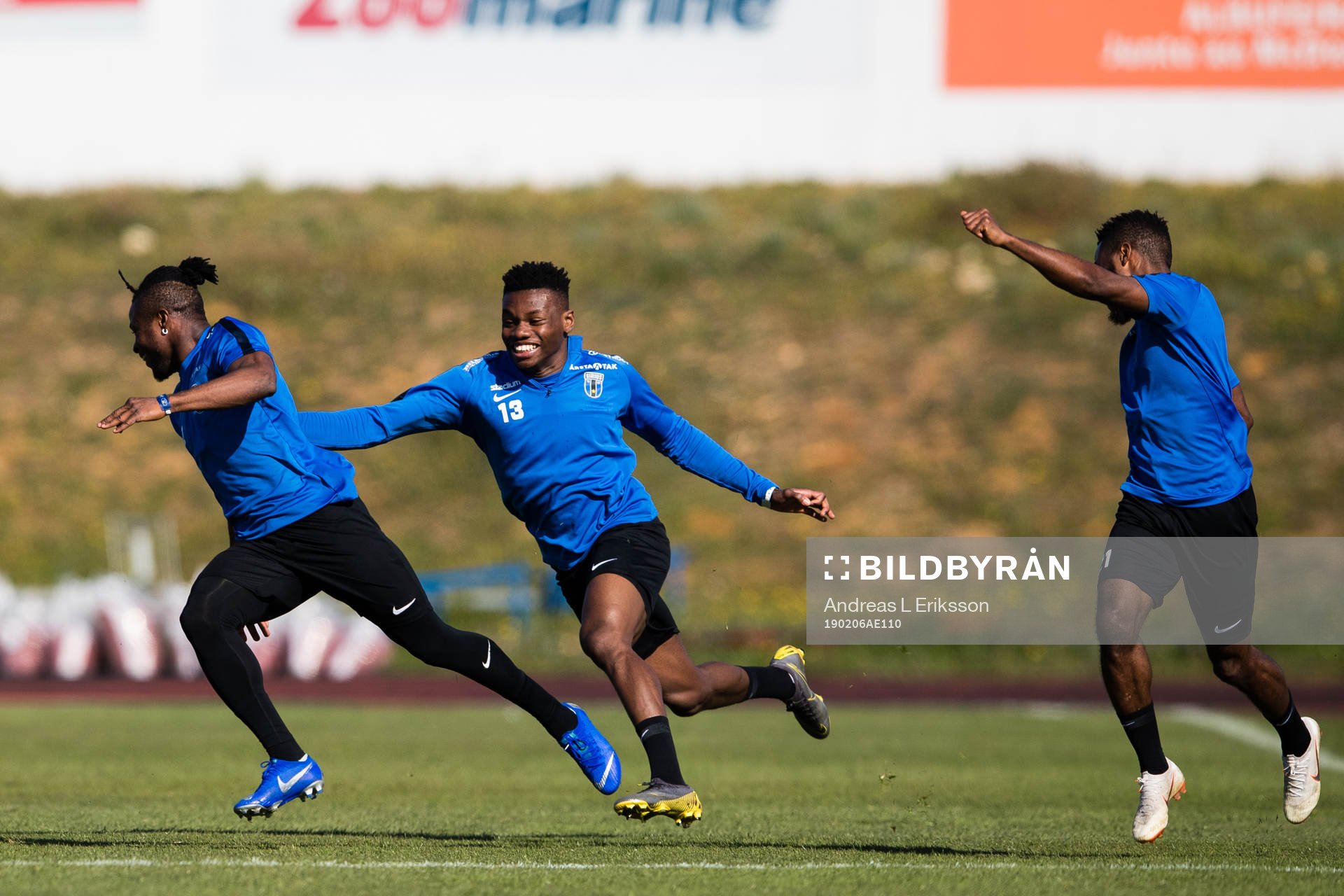 Henry Offia jagas av Sylvin Kayembe och Abdul Razak