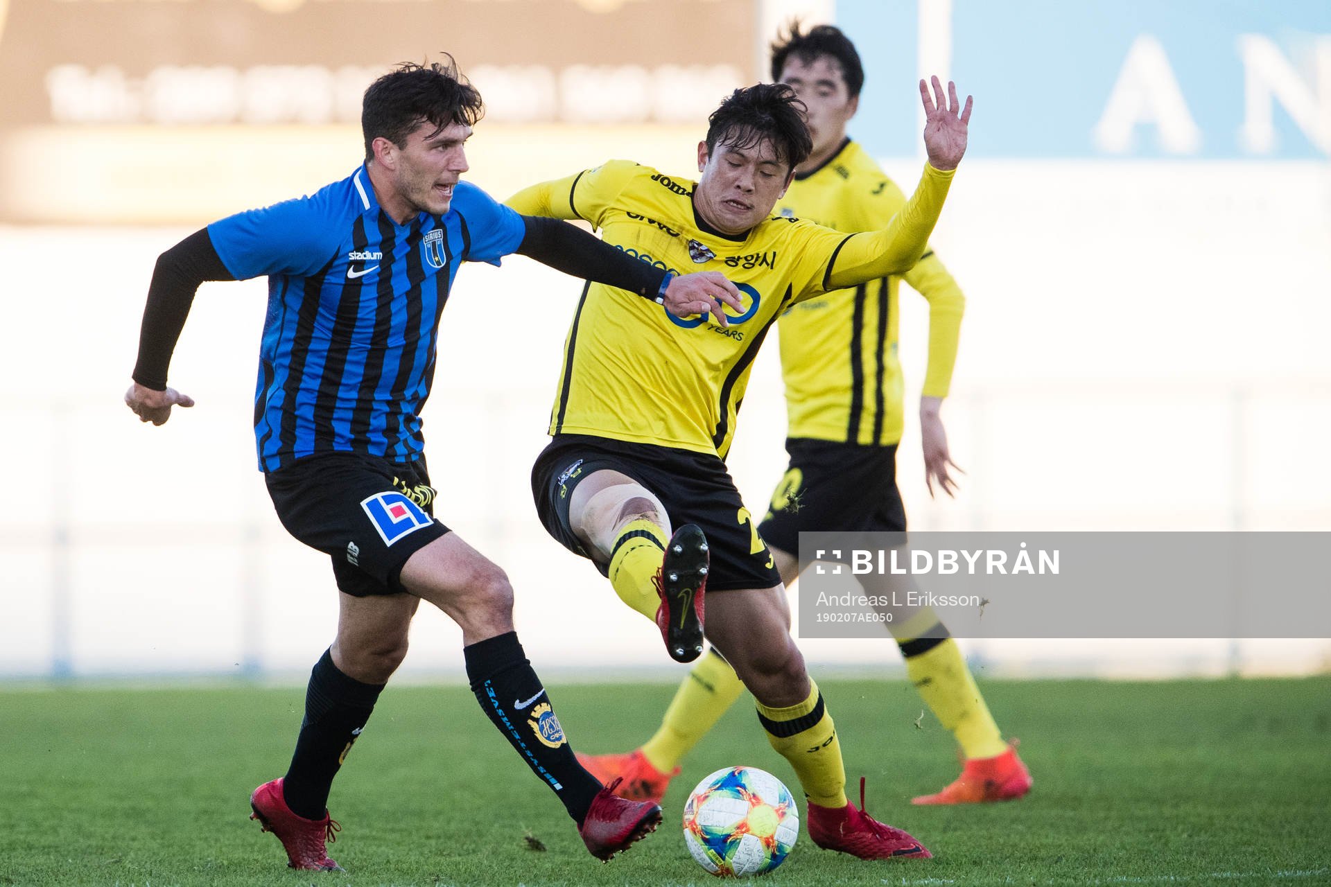 Sirius Ian Sirelius i kamp om bollen med Jeonnam Dragons Han Changwoo under en träningsmatch i fotboll mellan Sirius och Jeonnam Dragons den 7 februari 2019 i Ferreiras.