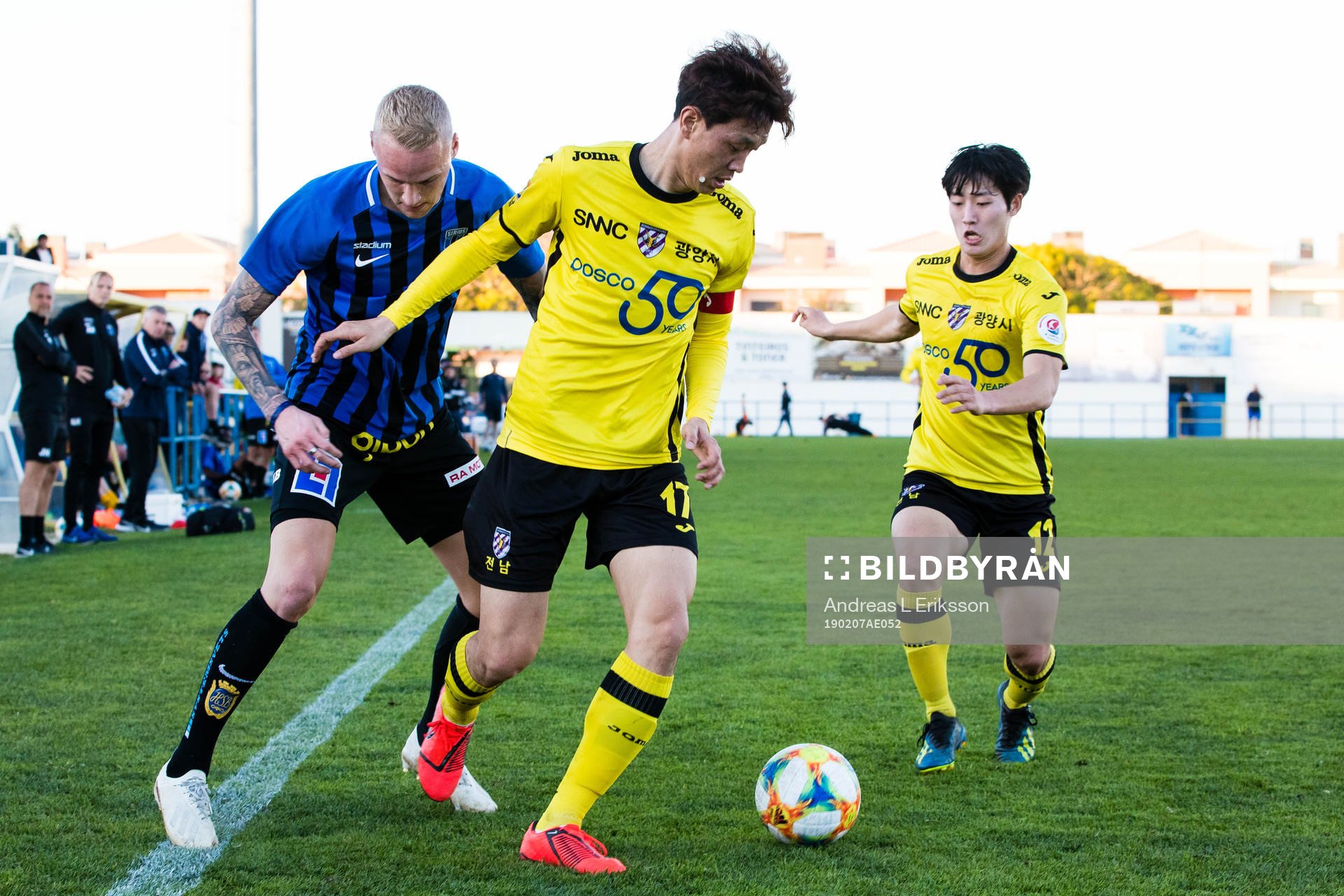 Sirius Adam Ståhl i kamp om bollen med Jeonnam Dragons Lee