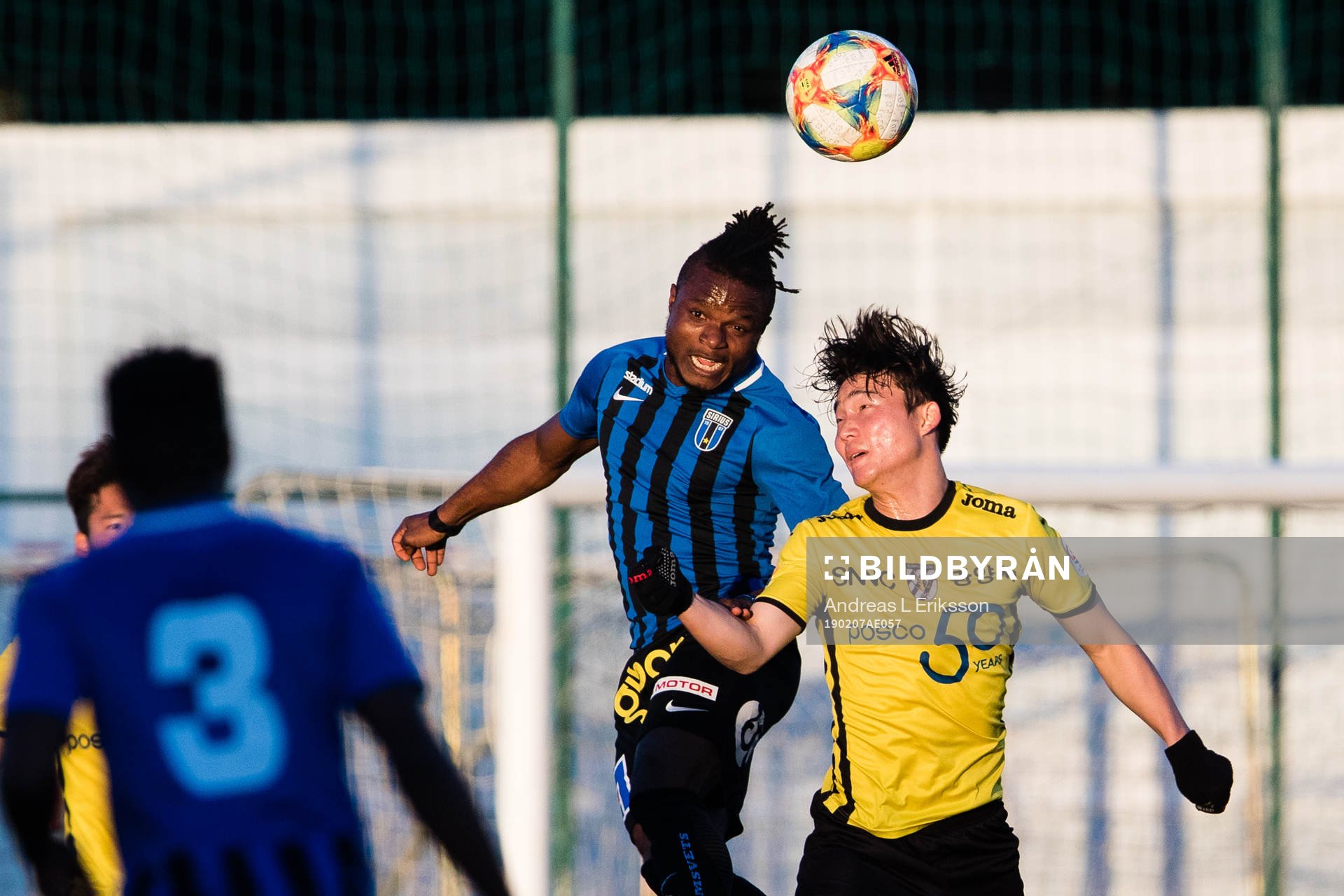 Sirius Henry Offia i en nickduell med Jeonnam Dragons Lee