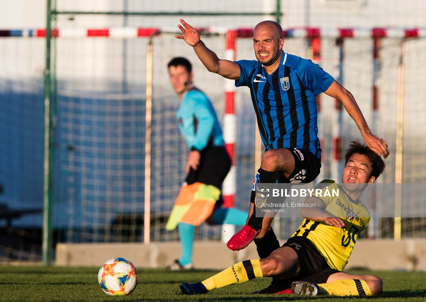 Sirius Karl Larson i kamp om bollen med Jeonnam Dragons