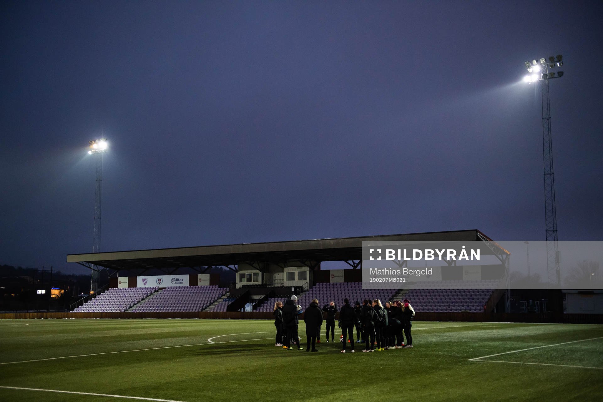 Generell vy över Åbyvallen med pelare samlade under en träning med fotbollslaget i division ett Jitex den 7 februari 2019 i Göteborg.