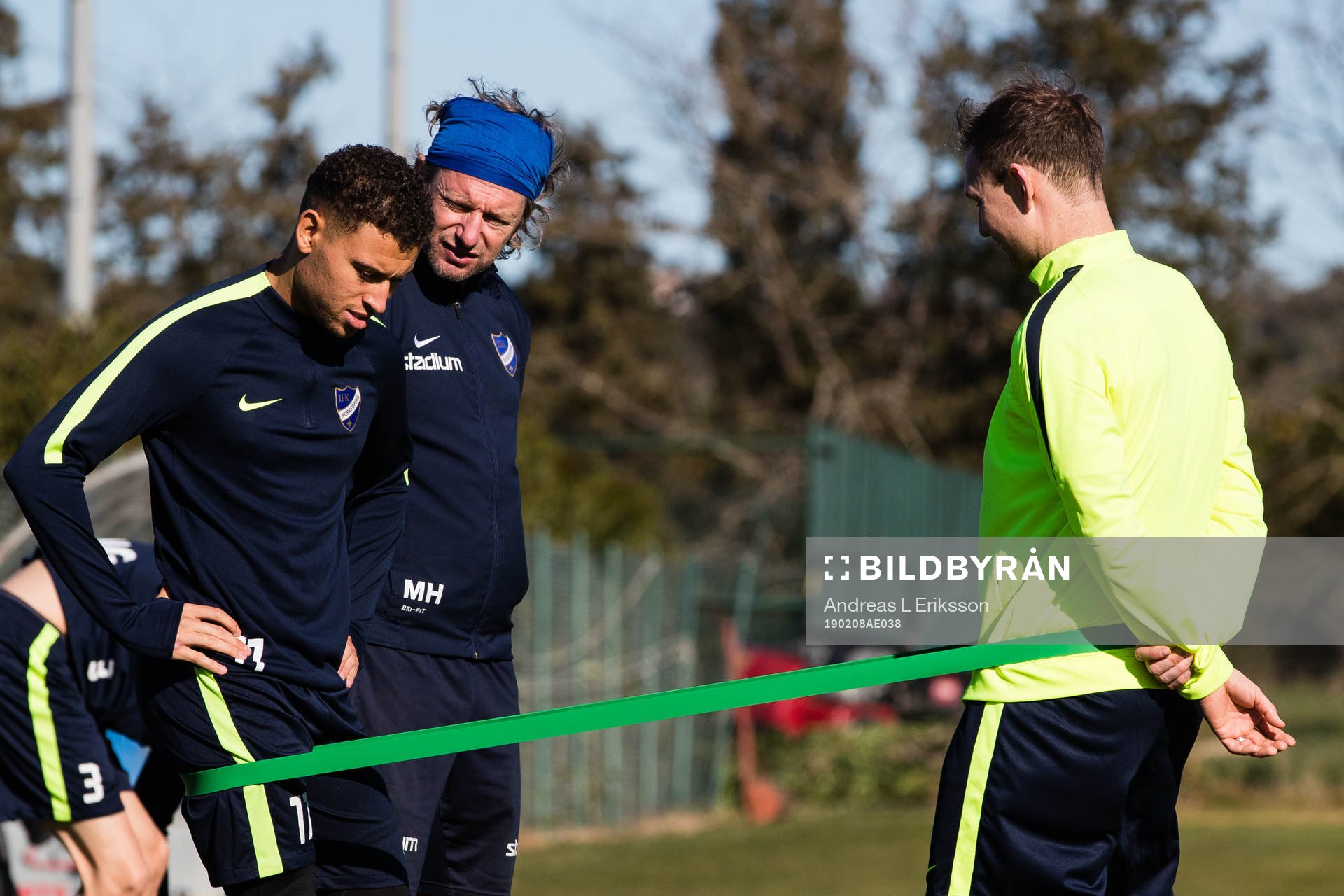 Jordan Larsson, players manager Mikael Hansson och fystränare Jonas Hellbergunder en fotbollsträning med Norrköping den 8 februari 2019 i Alcantarilha.