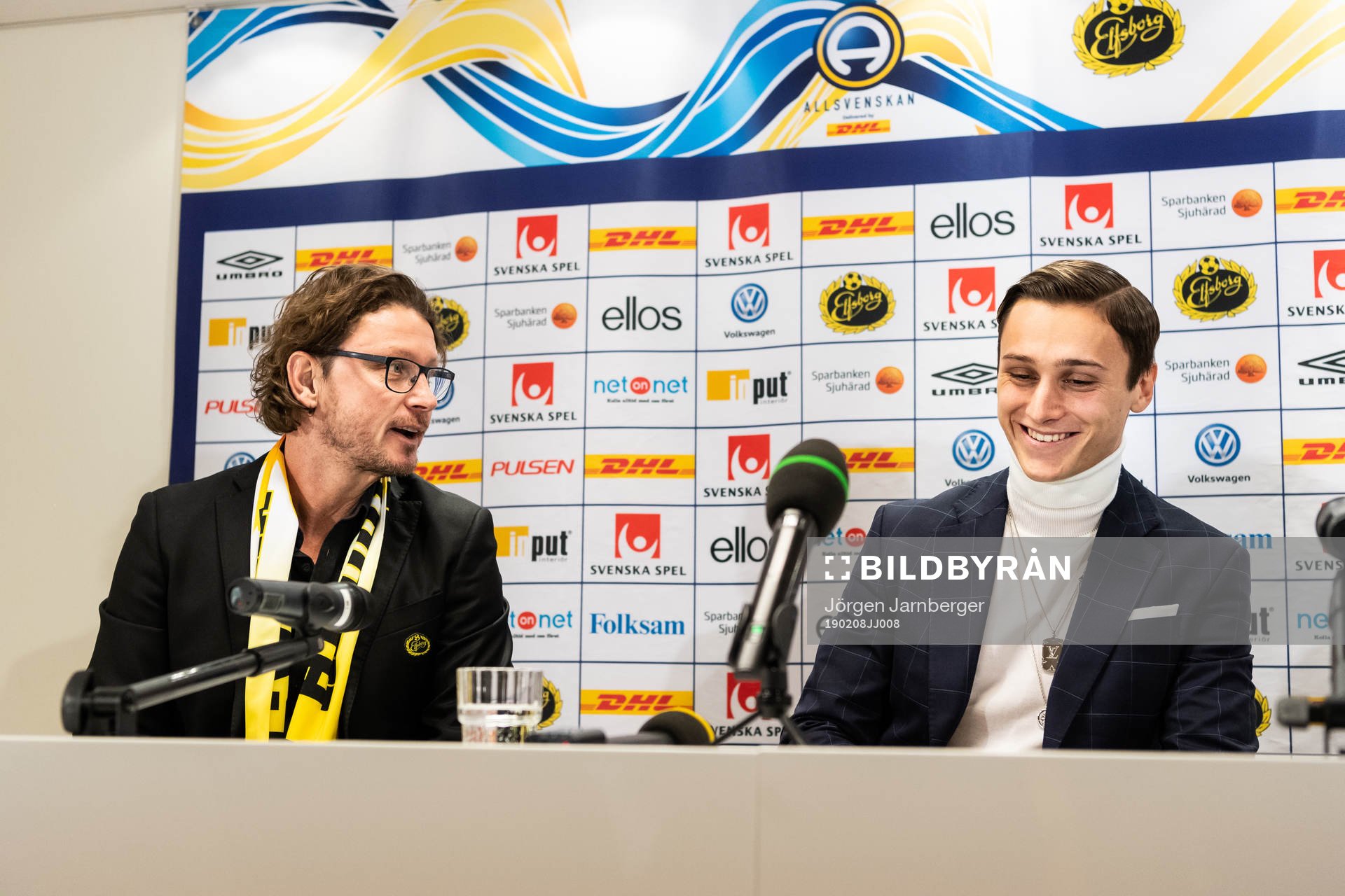 Klubbchef Stefan Andreasson och nyförvärvet Jonathan Levi under en presskonferens med det allsvenska fotbollslaget Elfsborg den 8 februari 2019 i Borås.