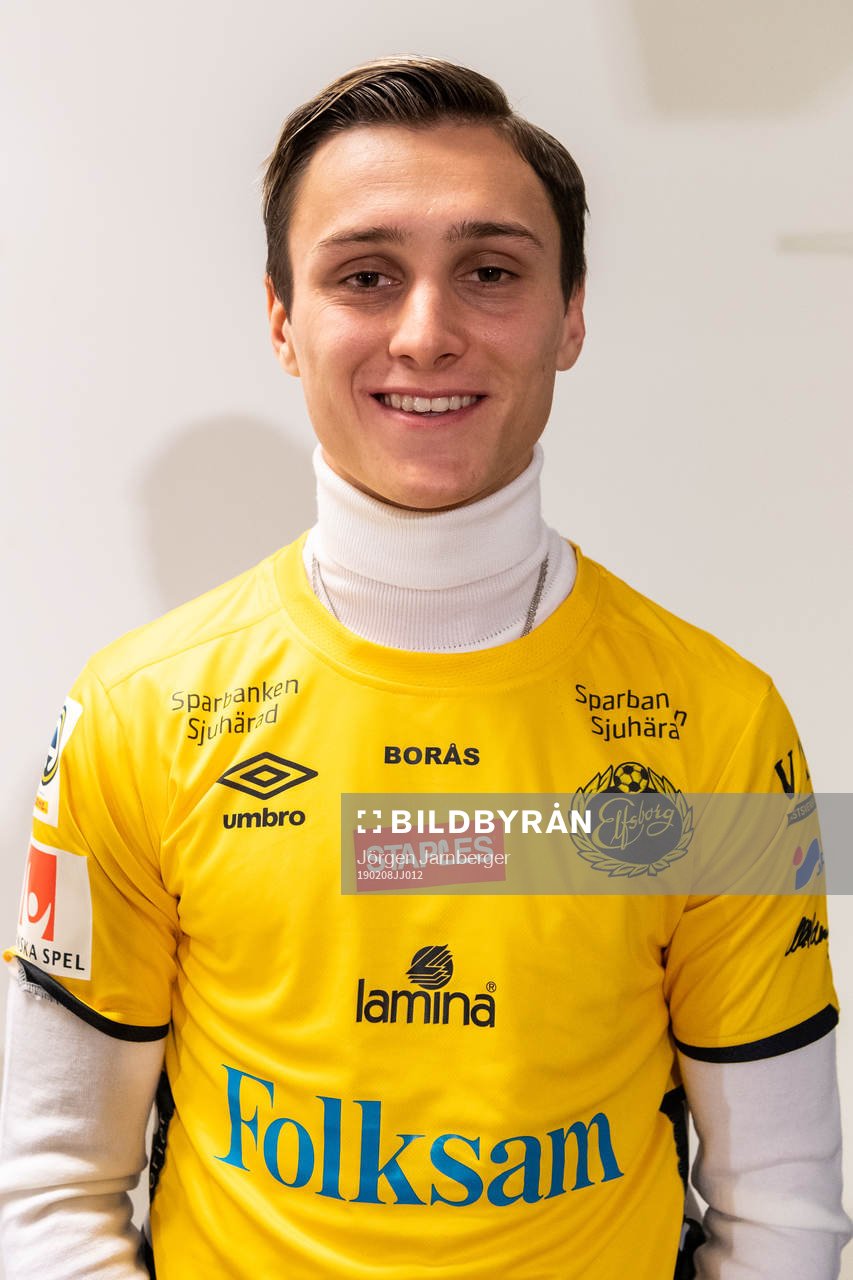 Jonathan Levi poserar för fotografering under en presskonferens med det allsvenska fotbollslaget Elfsborg den 8 februari 2019 i Borås.