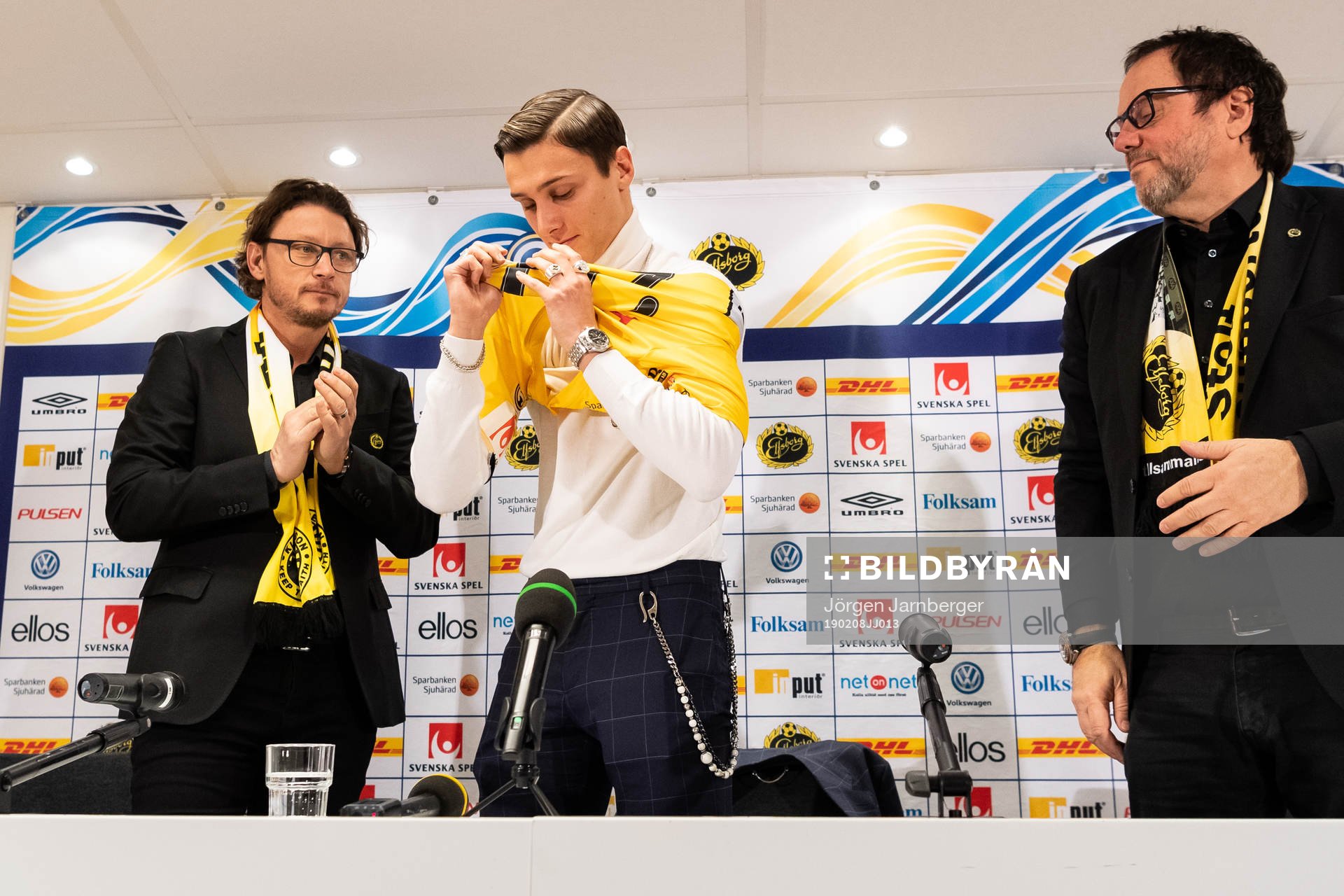 Nyförvärvet Jonathan Levi tar på sig tröja med nummer 21 med klubbchef Stefan Andreasson och ordförande Sune Lundqvist som tittar på under en presskonferens med det allsvenska fotbollslaget Elfsborg den 8 februari 2019 i Borås.