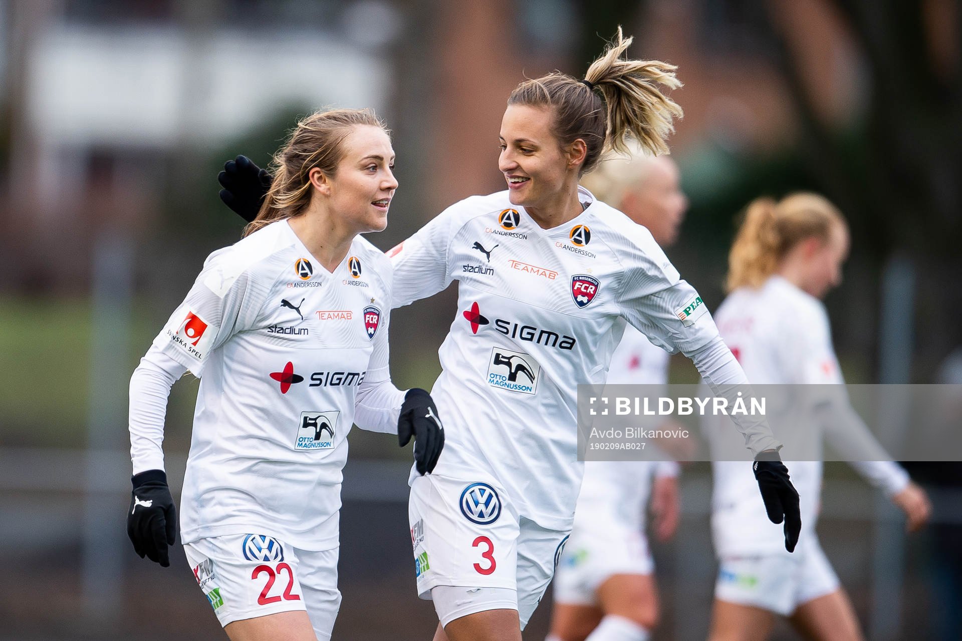 Rosengårds Fiona Brown och Nathalie Björn jublar