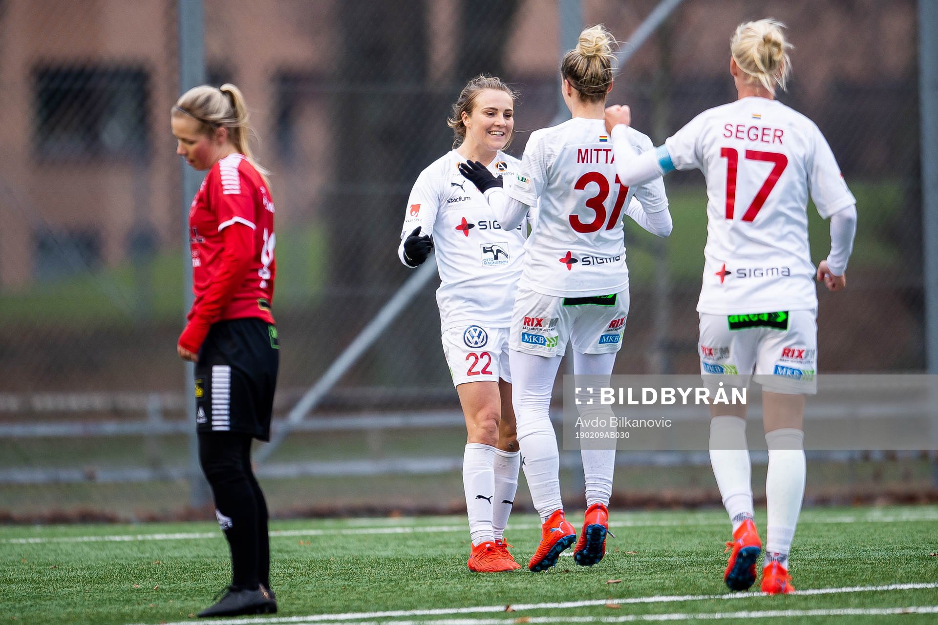 Rosengårds Fiona Brown och Anja Mittag jublar