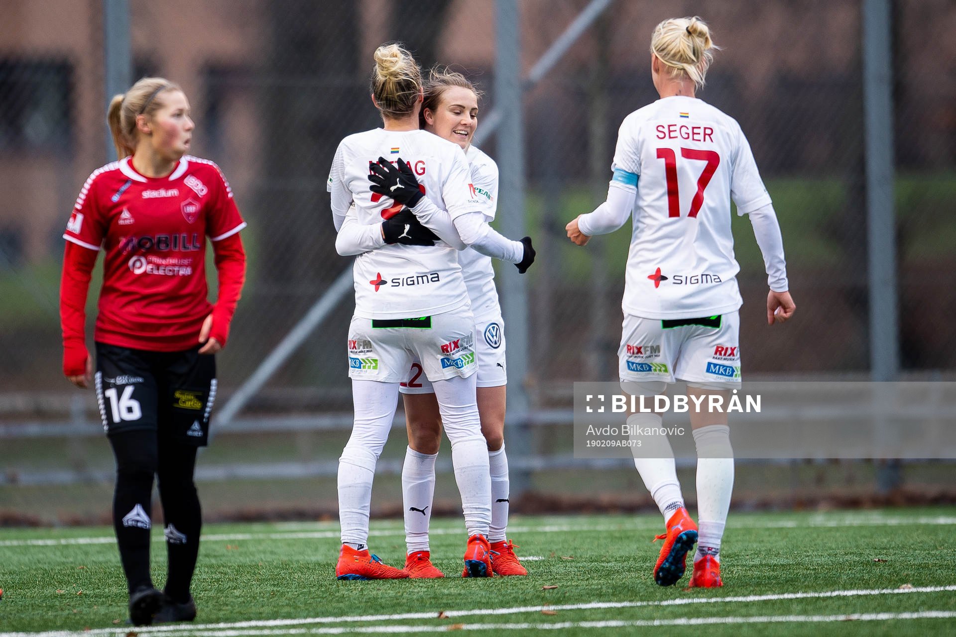 Rosengårds Fiona Brown och Anja Mittag jublar
