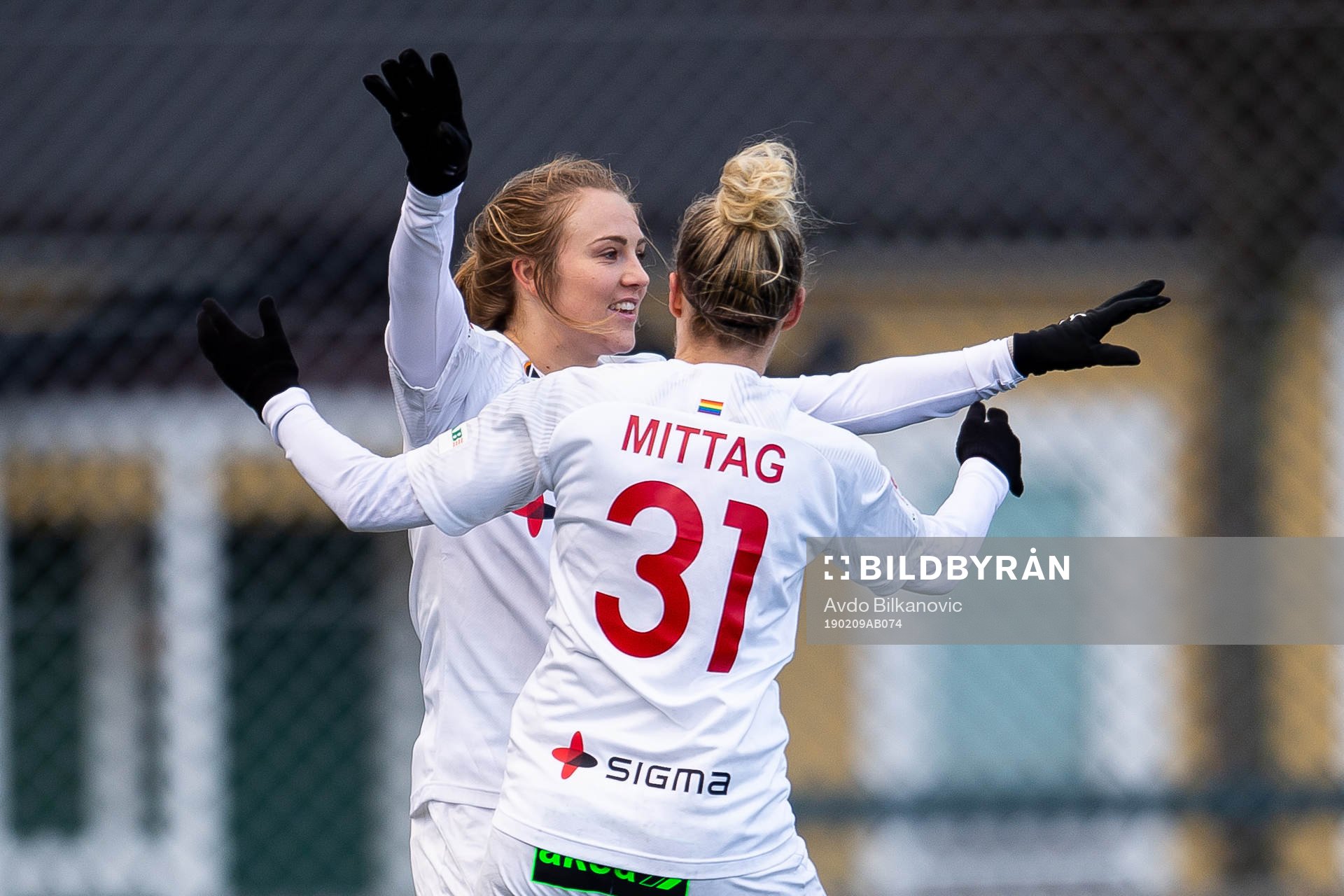 Rosengårds Fiona Brown och Anja Mittag jublar