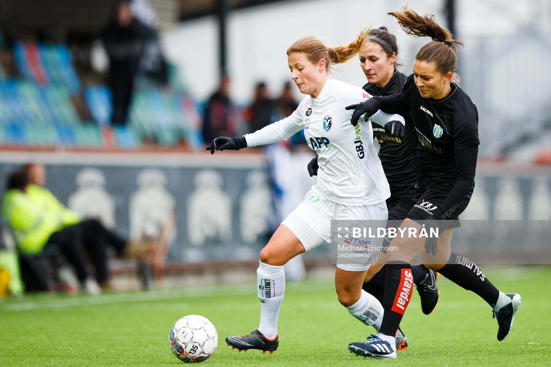 Växjös Anna Anvegård i en kamp mot Göteborgs  Emma