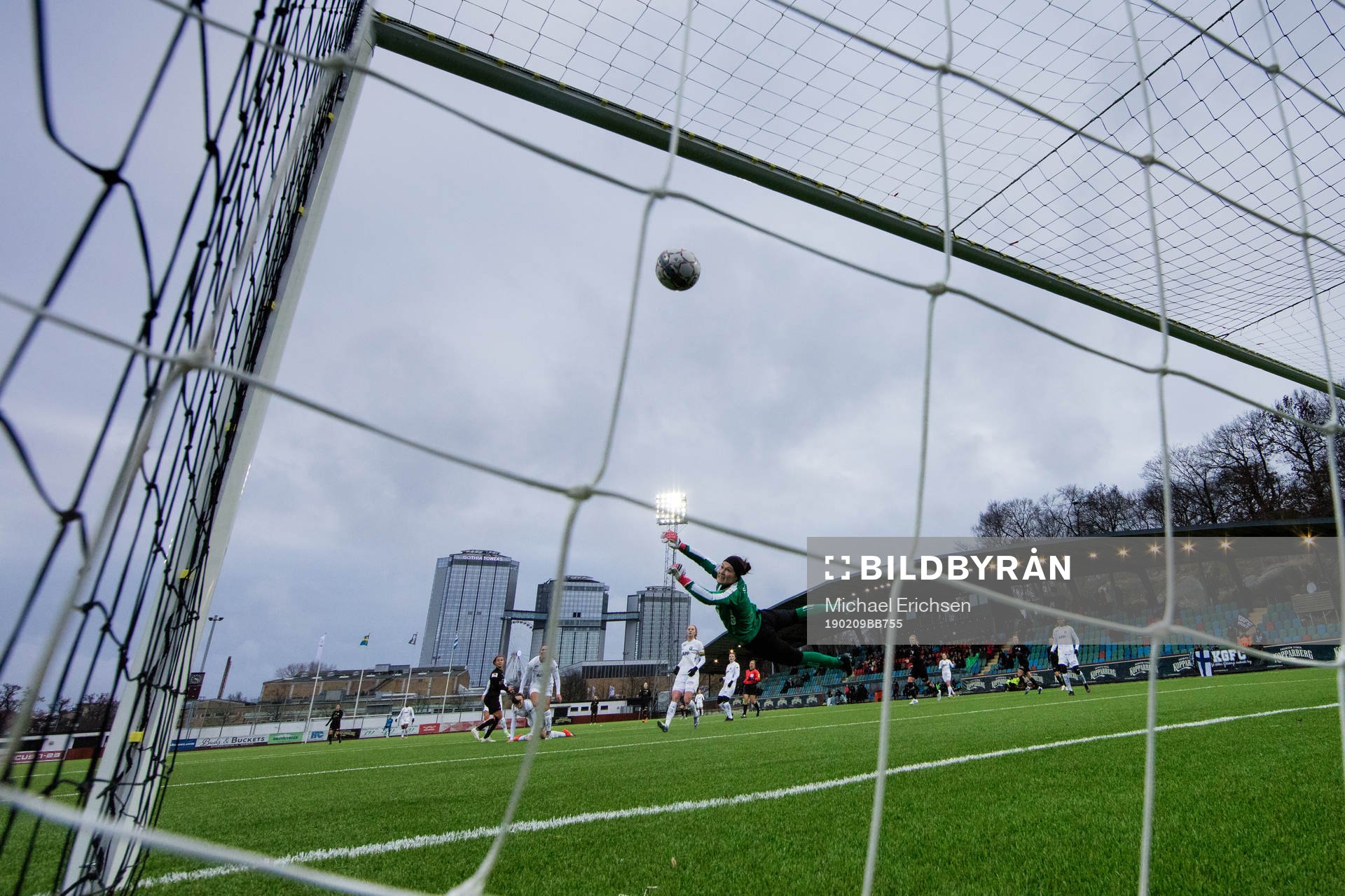 Göteborgs Julia Zigiotti Olme skjuter 1-0 bakom Växjös målvakt Erin Katrina McLeod under fotbollsmatchen i Svenska Cupen mellan Kopparbergs/Göteborg och Växjö den 9 februari 2019 i Göteborg.