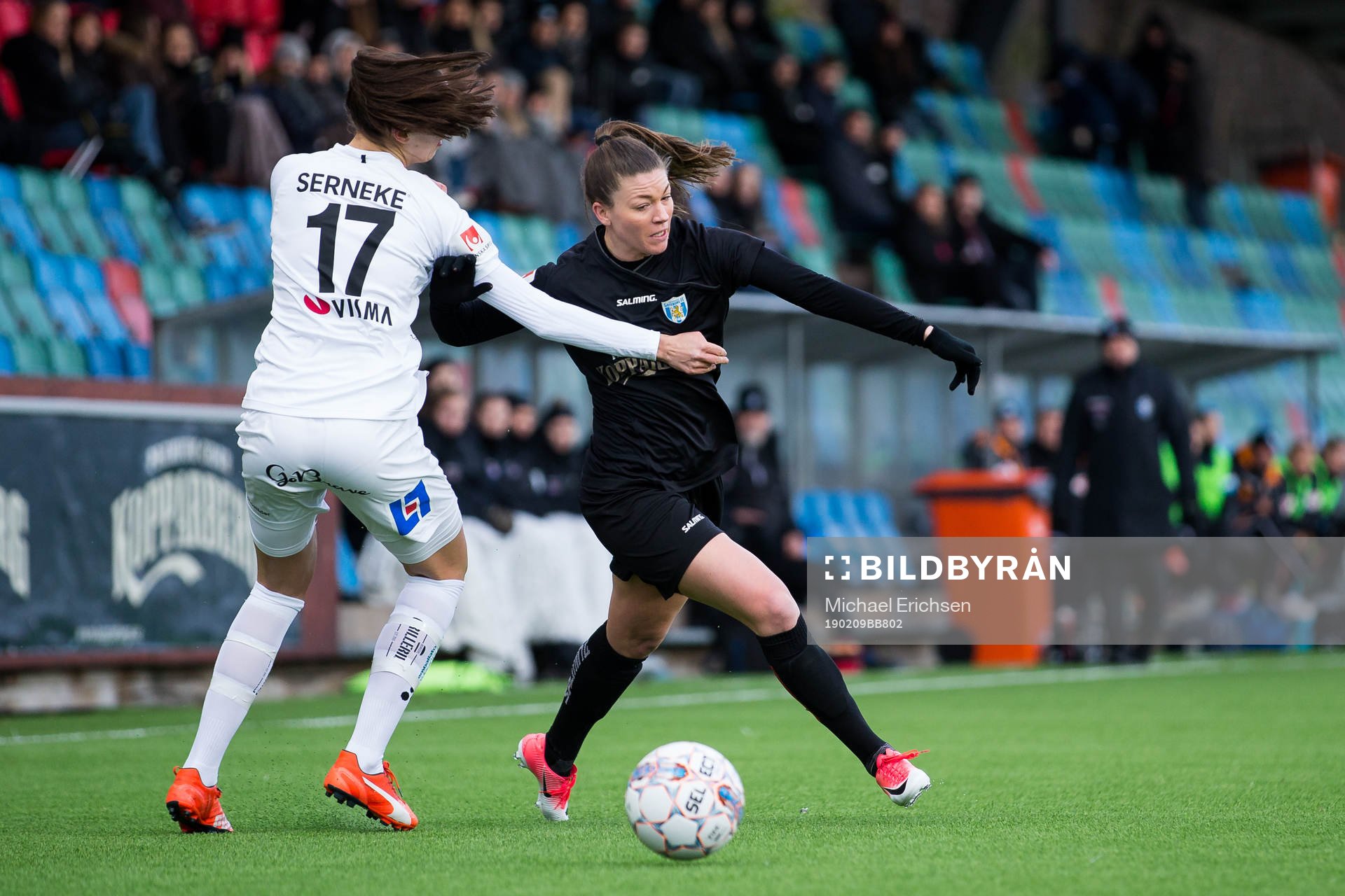 Växjös Nellie Karlsson i kamp med Göteborgs Pauline Hammarlund under fotbollsmatchen i Svenska Cupen mellan Kopparbergs/Göteborg och Växjö den 9 februari 2019 i Göteborg.