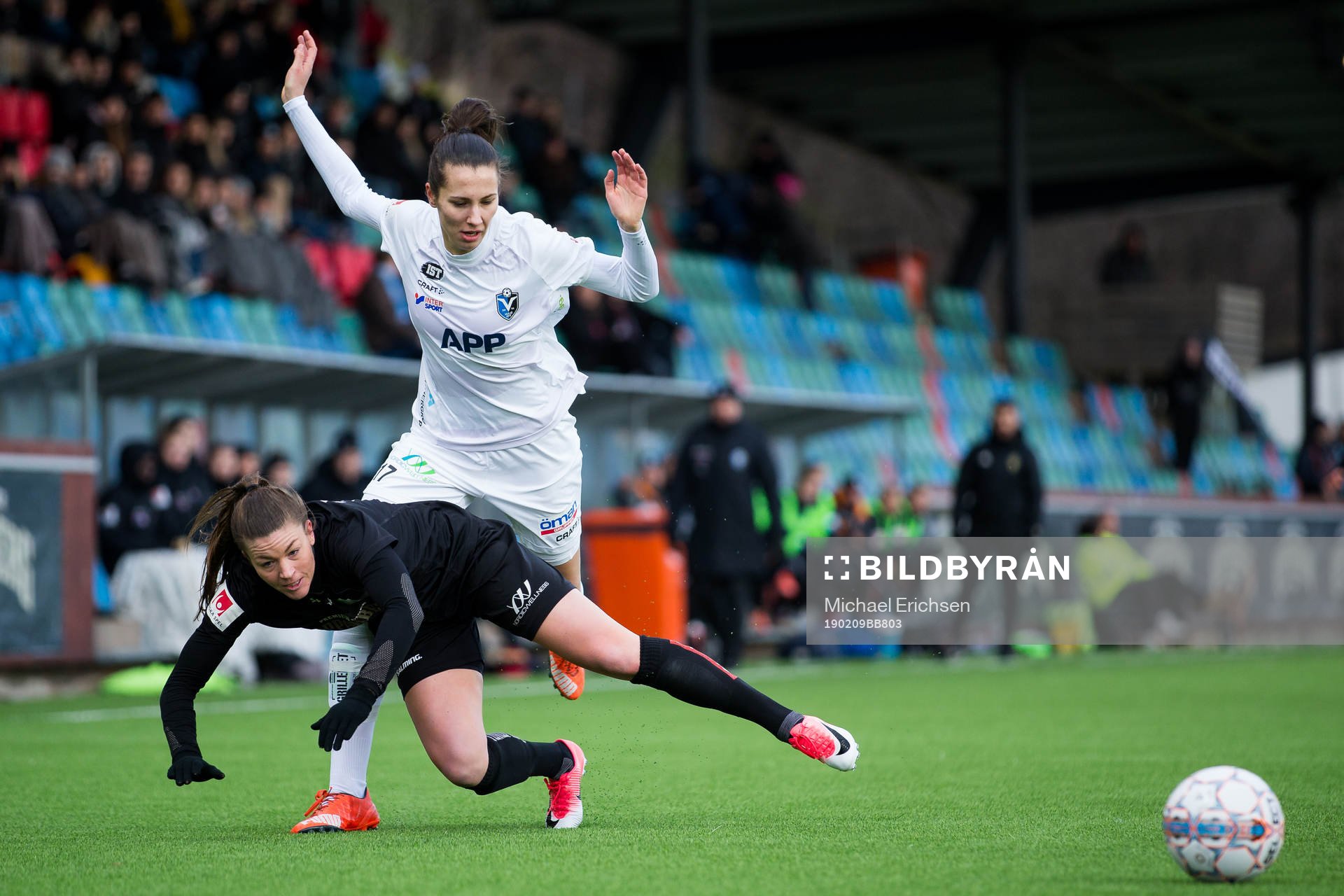 Växjös Nellie Karlsson i kamp med Göteborgs Pauline Hammarlund under fotbollsmatchen i Svenska Cupen mellan Kopparbergs/Göteborg och Växjö den 9 februari 2019 i Göteborg.