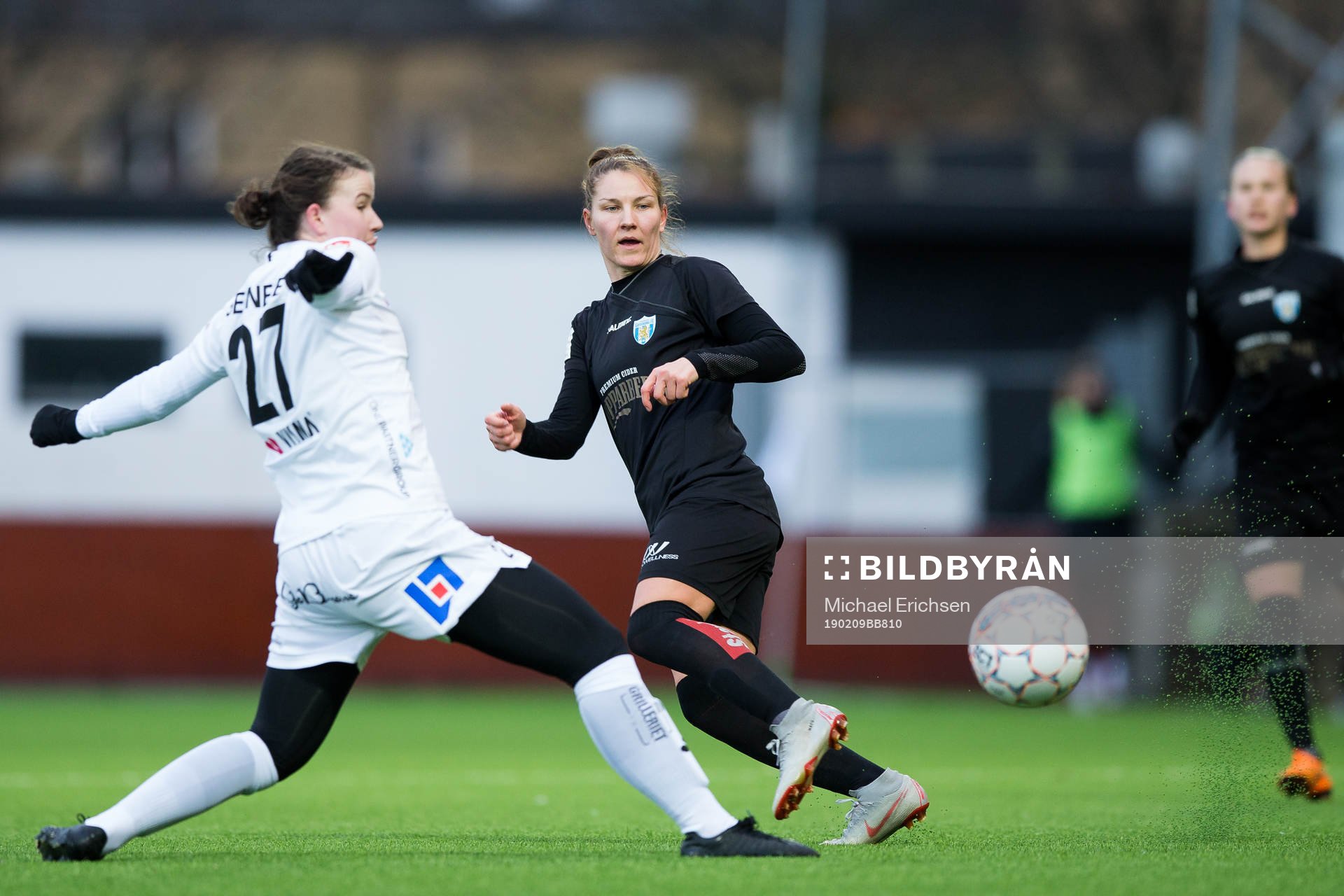 Göteborgs Natalia Kuikka  slår en passning