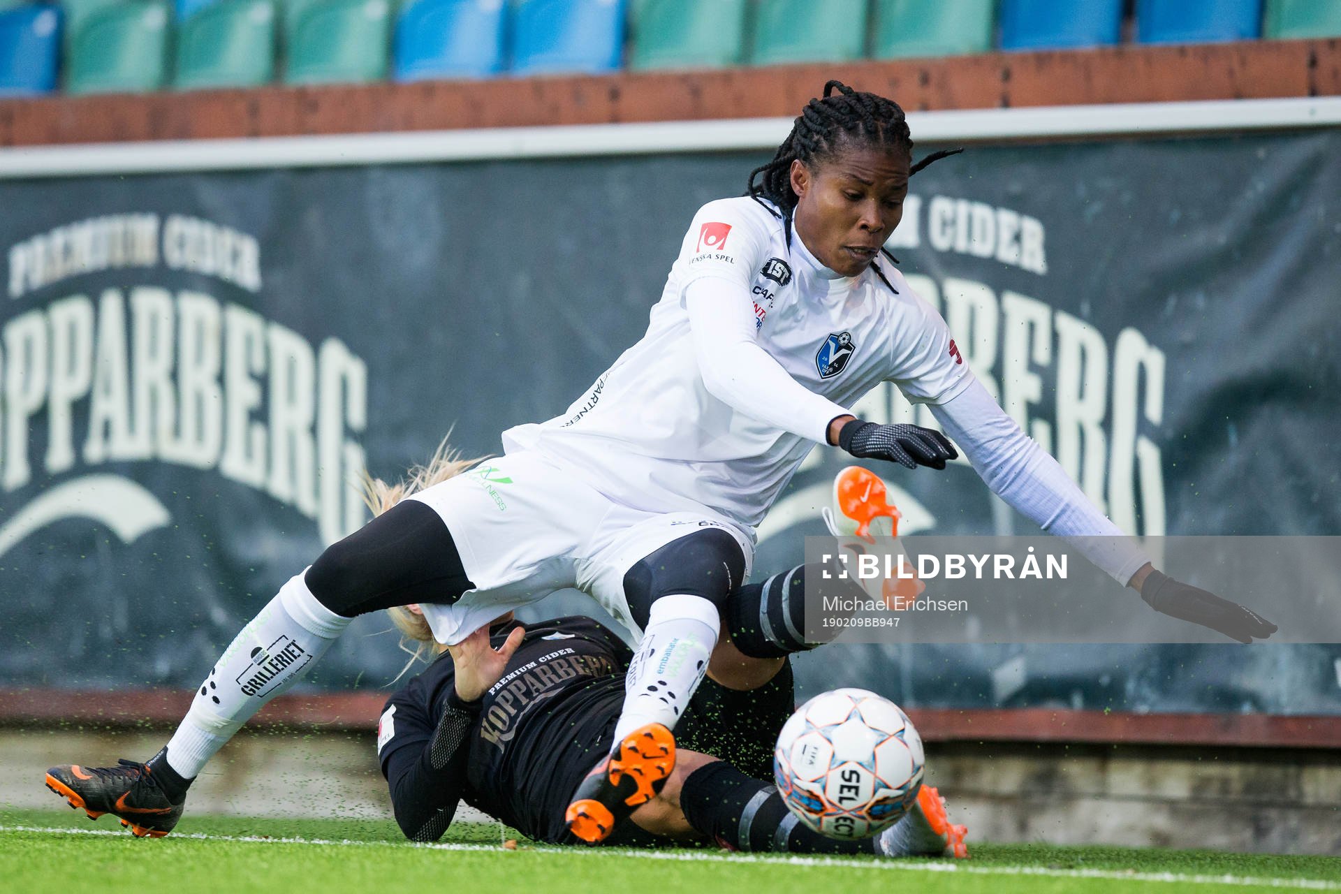 Växjös Osinachi Marvis Ohale tacklar Göteborgs Amanda