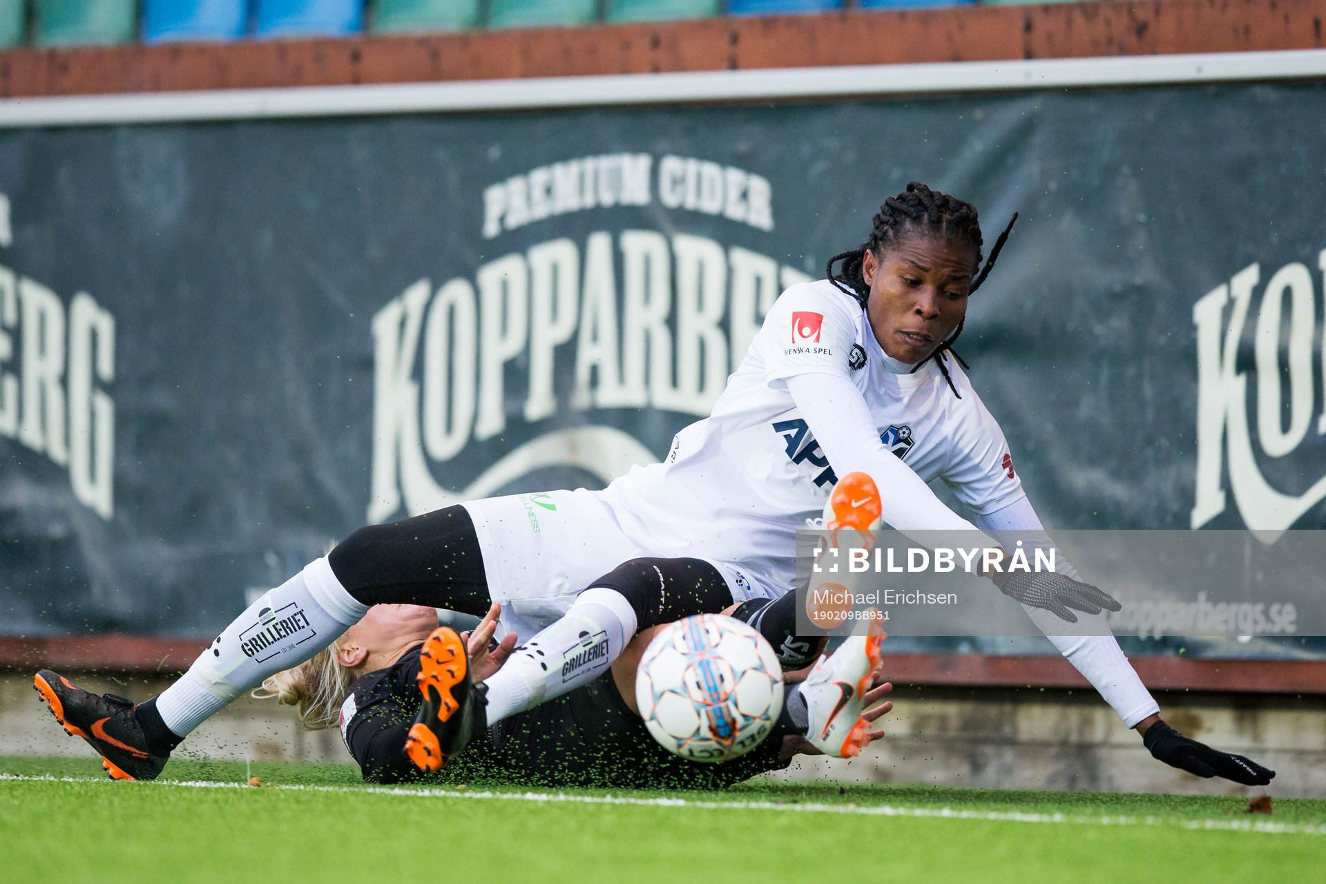 Växjös Osinachi Marvis Ohale tacklar Göteborgs Amanda