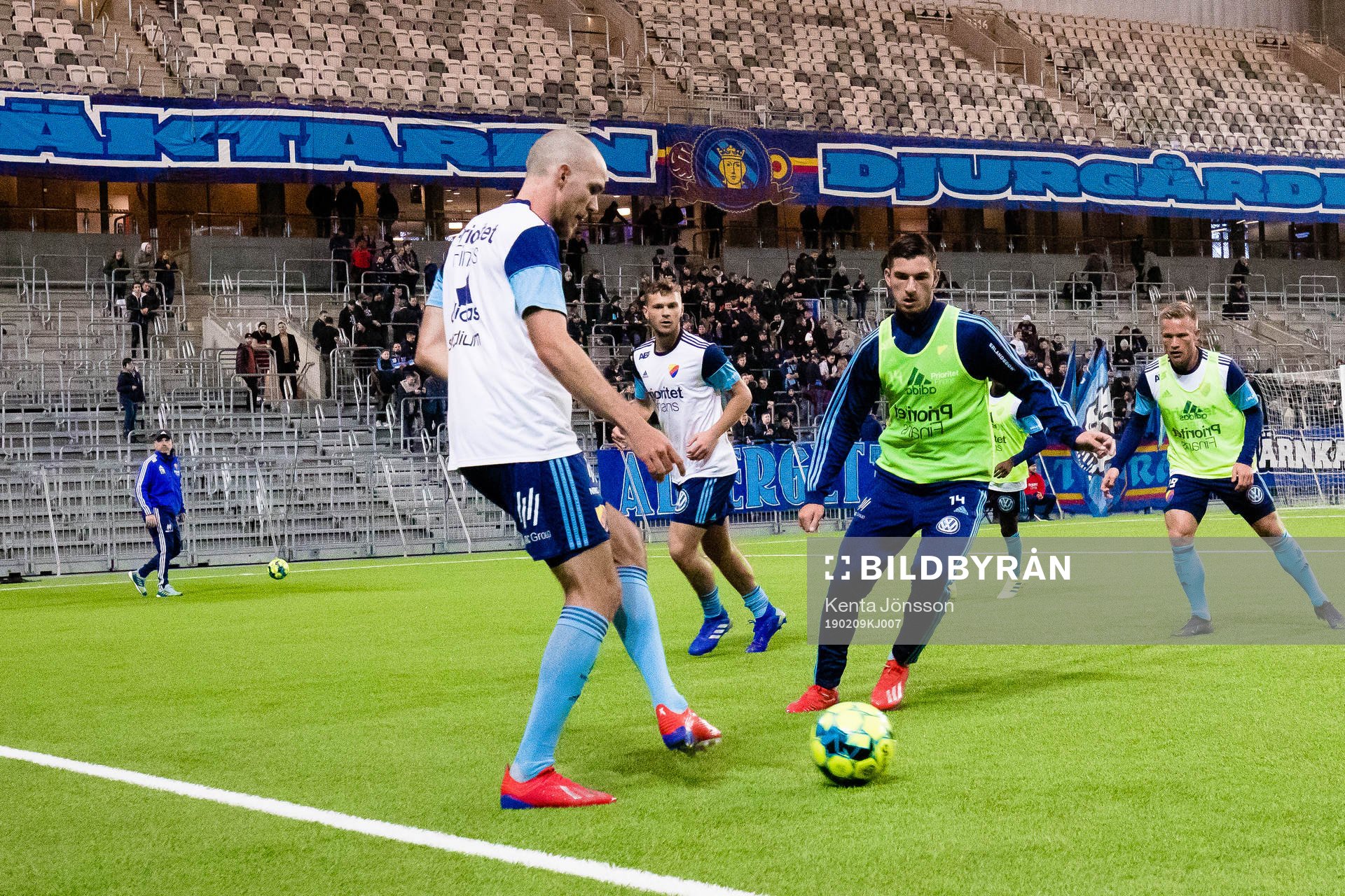 Djurgårdens spelare värmer upp