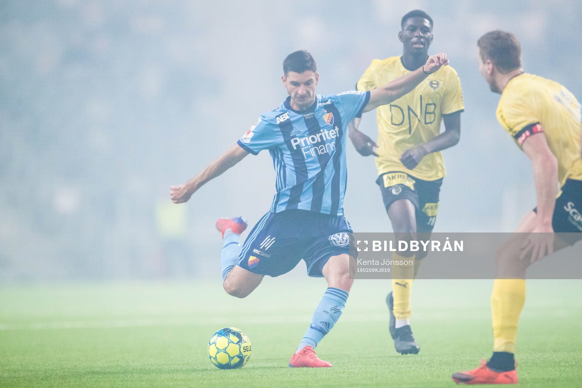 Djurgårdens Besard Sabovic oc Lilleströms Sheriff Sinyan