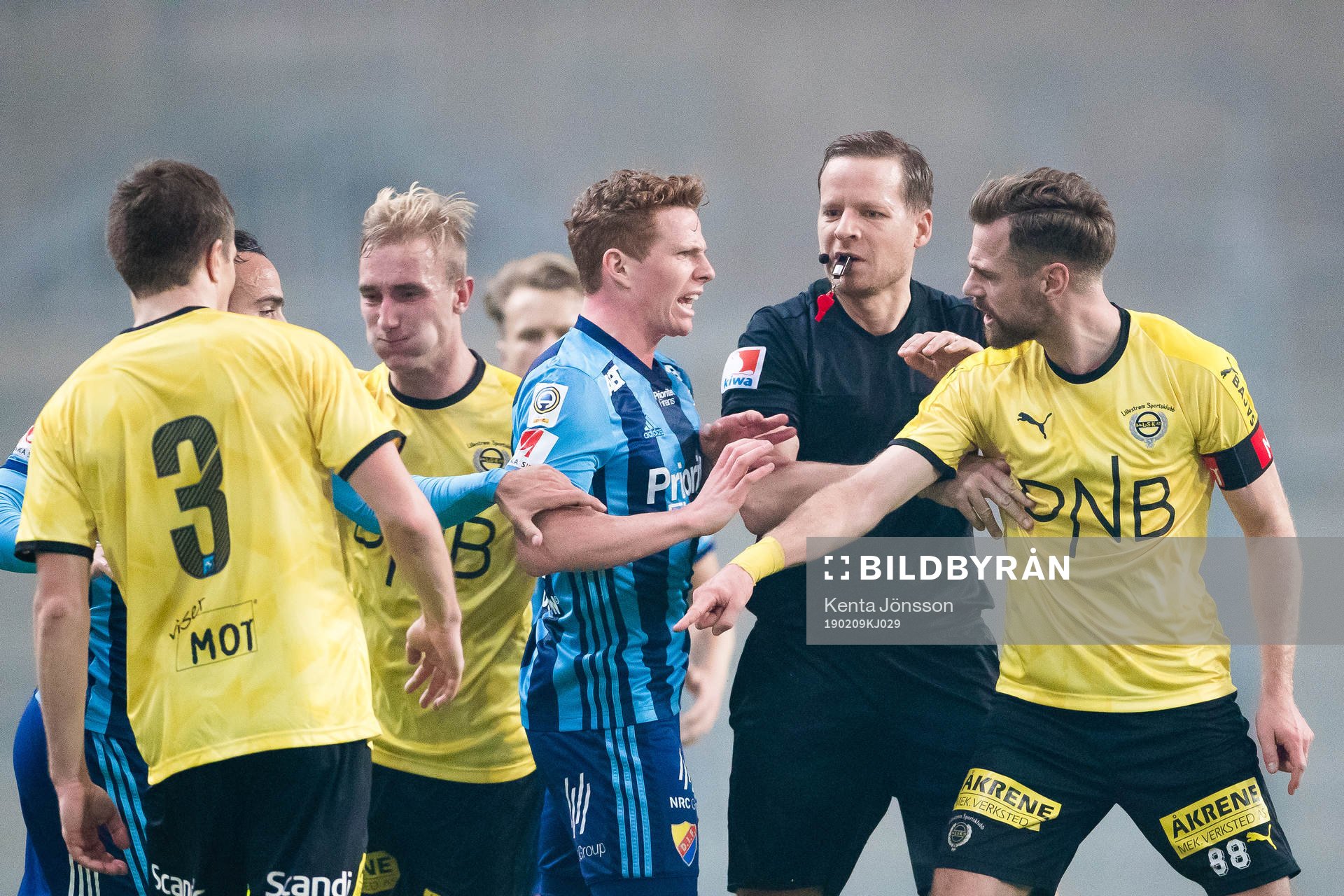 Djurgårdens Aslak Witry och Lilleströms Arnor Smarason i