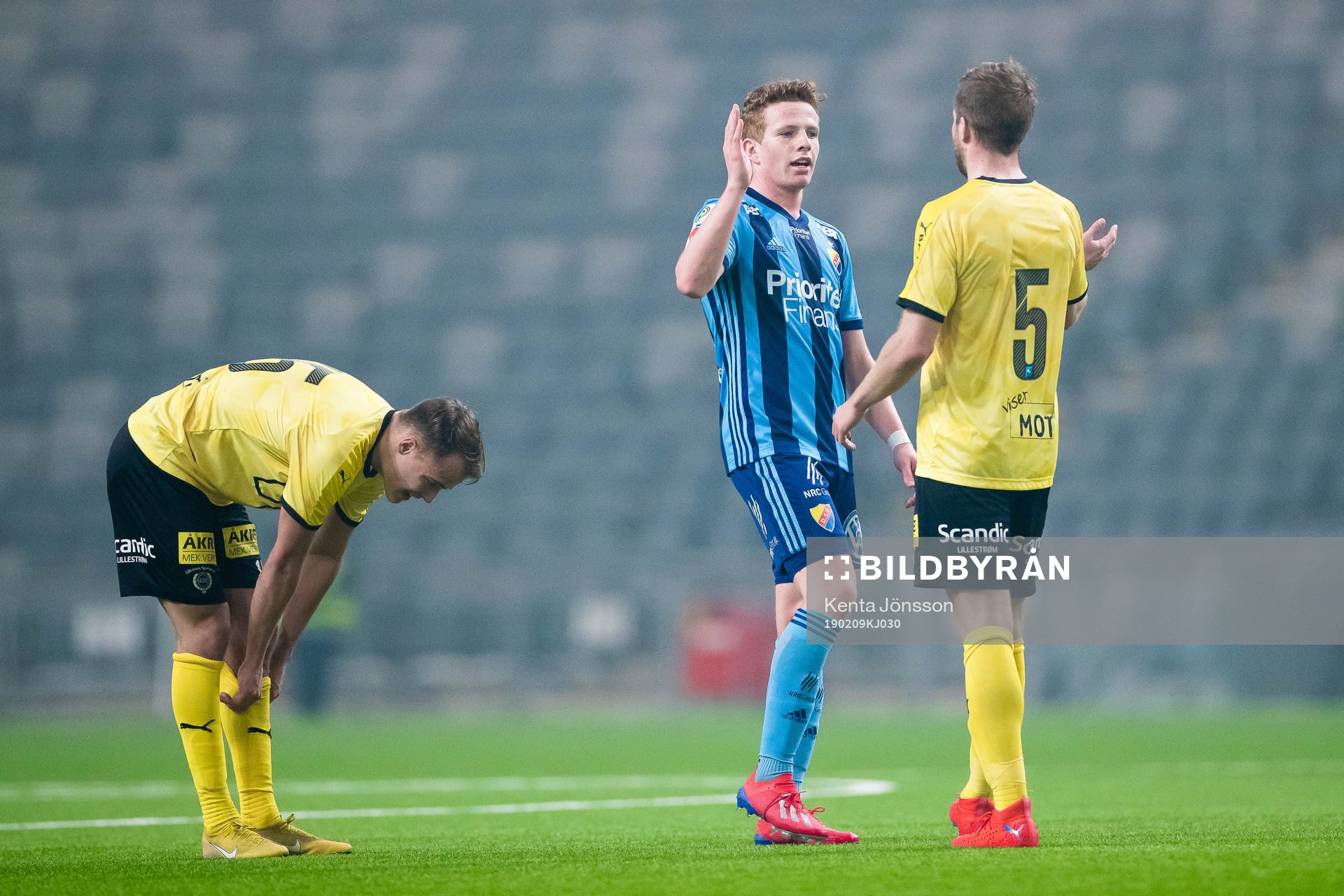 Djurgårdens Aslak Witry tackar Lilleströms Simen Rafn