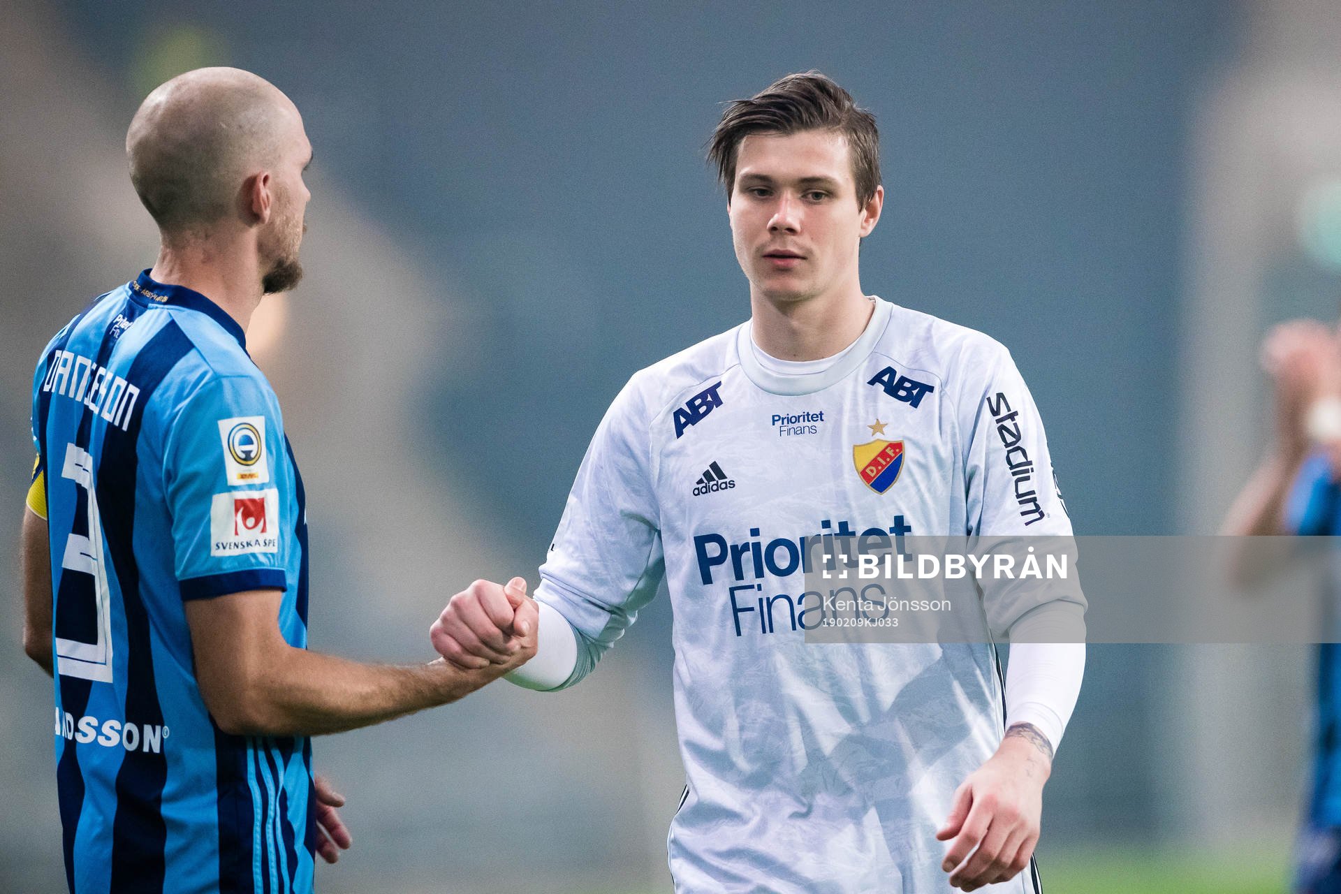 Djurgårdens målvakt Per Kristian Bråtveit tackas av
