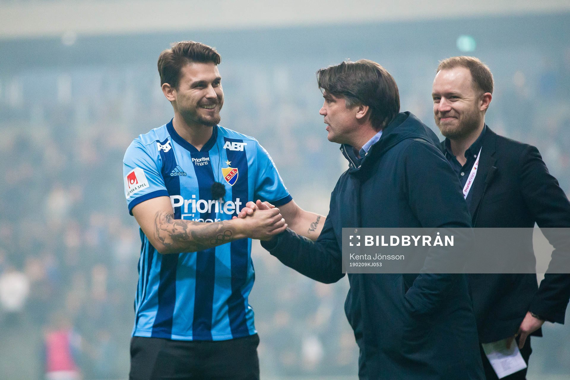 Djurgårdens sportchef Bosse Andersson tar i hand med
