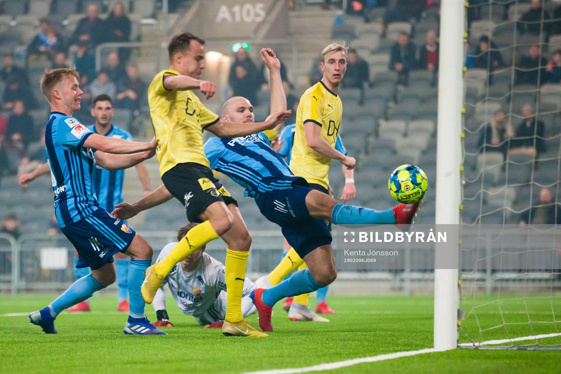 Djurgårdens Marcus Danielson försöker rädda bollen