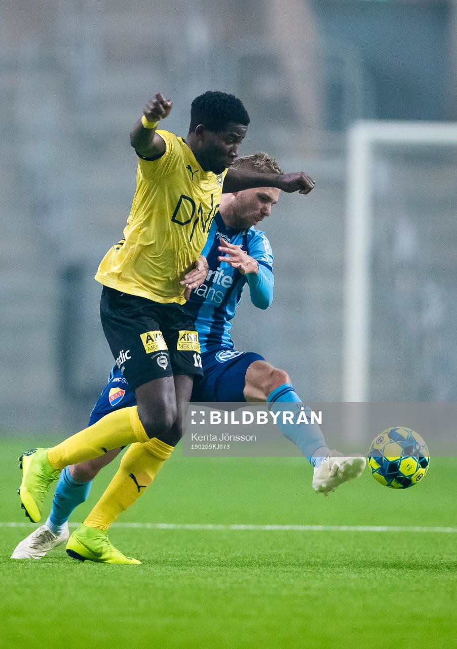Lilleströms Raphael Ayagwa i kamp om bollen med