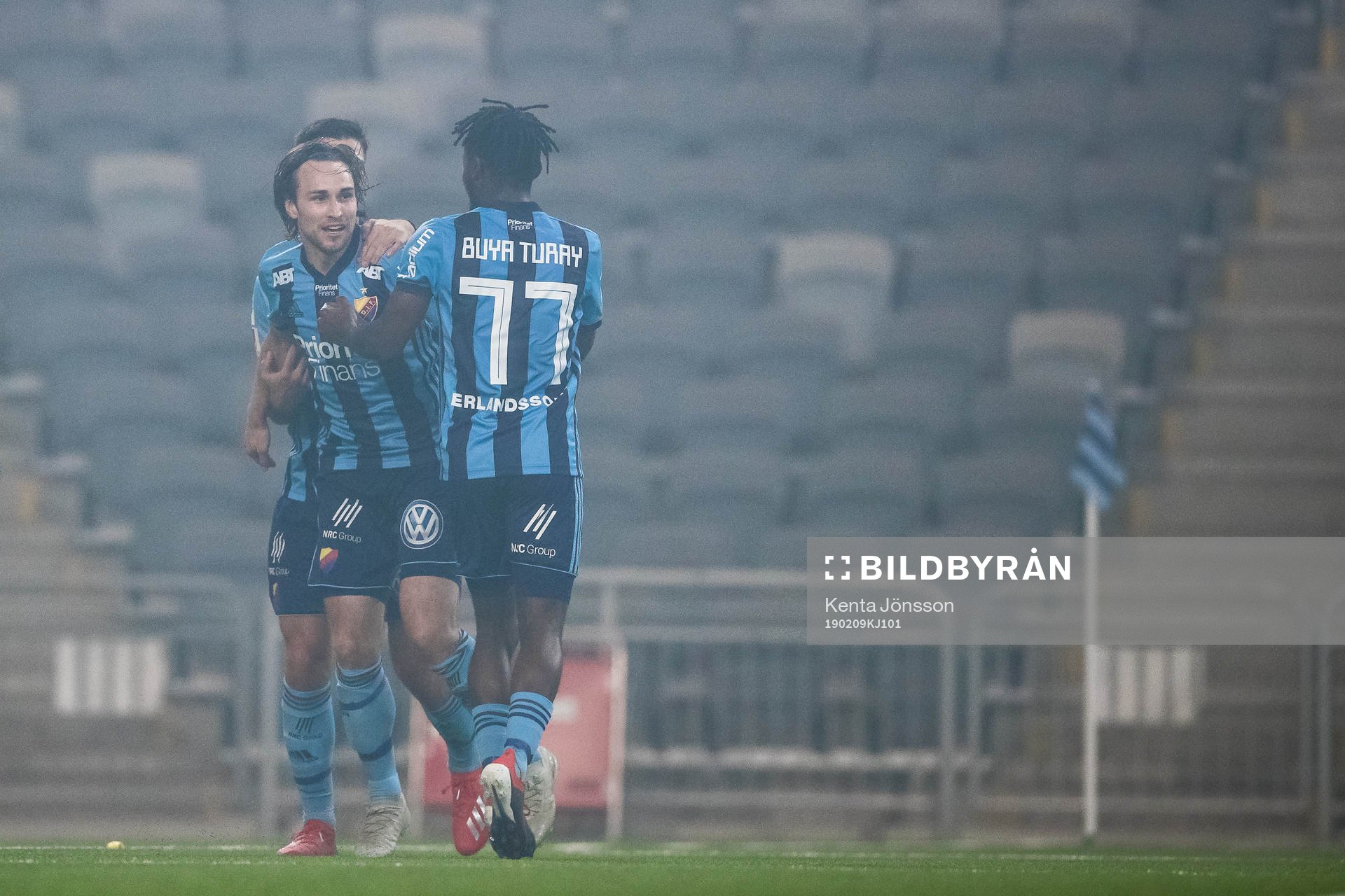 Djurgårdens Kevin Walker jublar med Besard Sabovic och