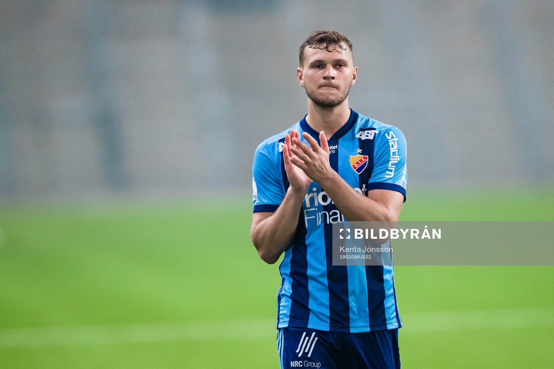 Djurgårdens Jesper Karlström applåderar publiken