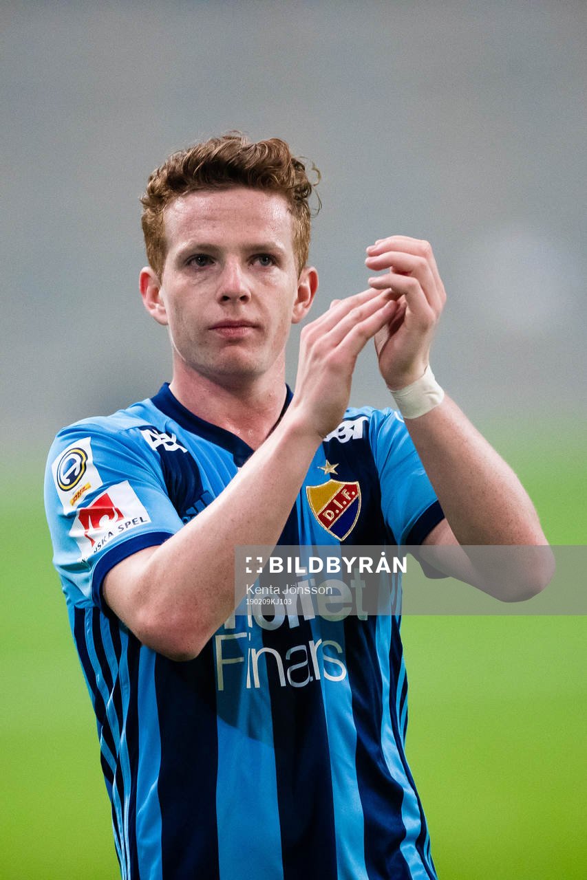 Djurgårdens Aslak Witry applåderar publiken