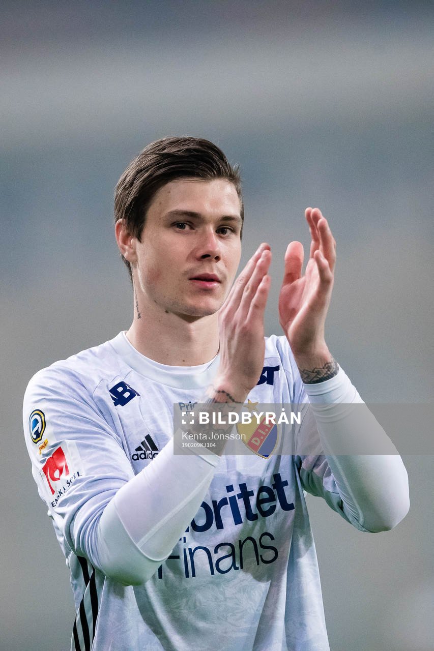 Djurgårdens målvakt Per Kristian Bråtveit applåderar publiken efter träningsmatchen i fotboll mellan Djurgården och Lilleström den 9 februari 2019 i Stockholm.