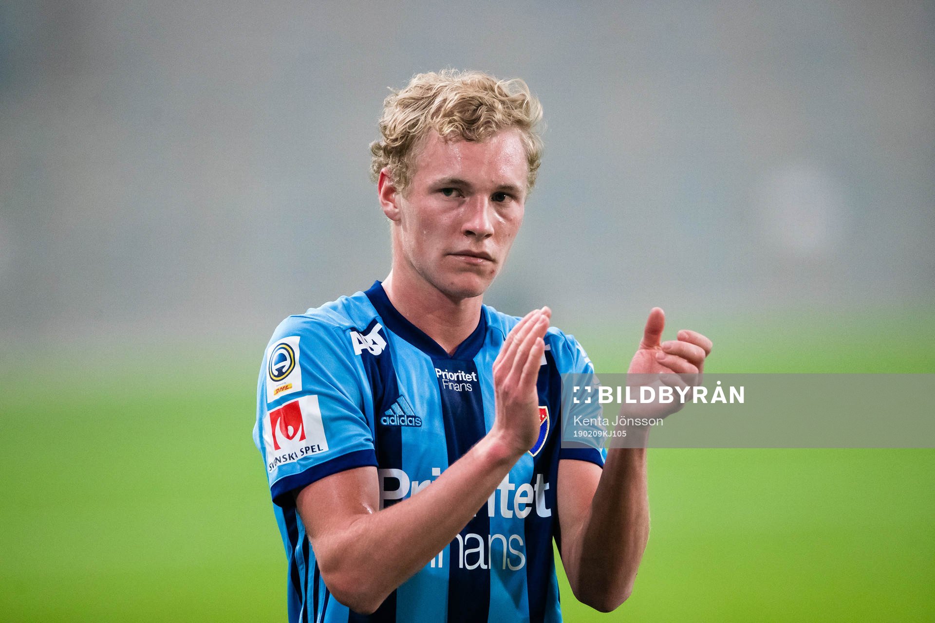 Djurgårdens Adam Bergmark Wiberg applåderar publiken