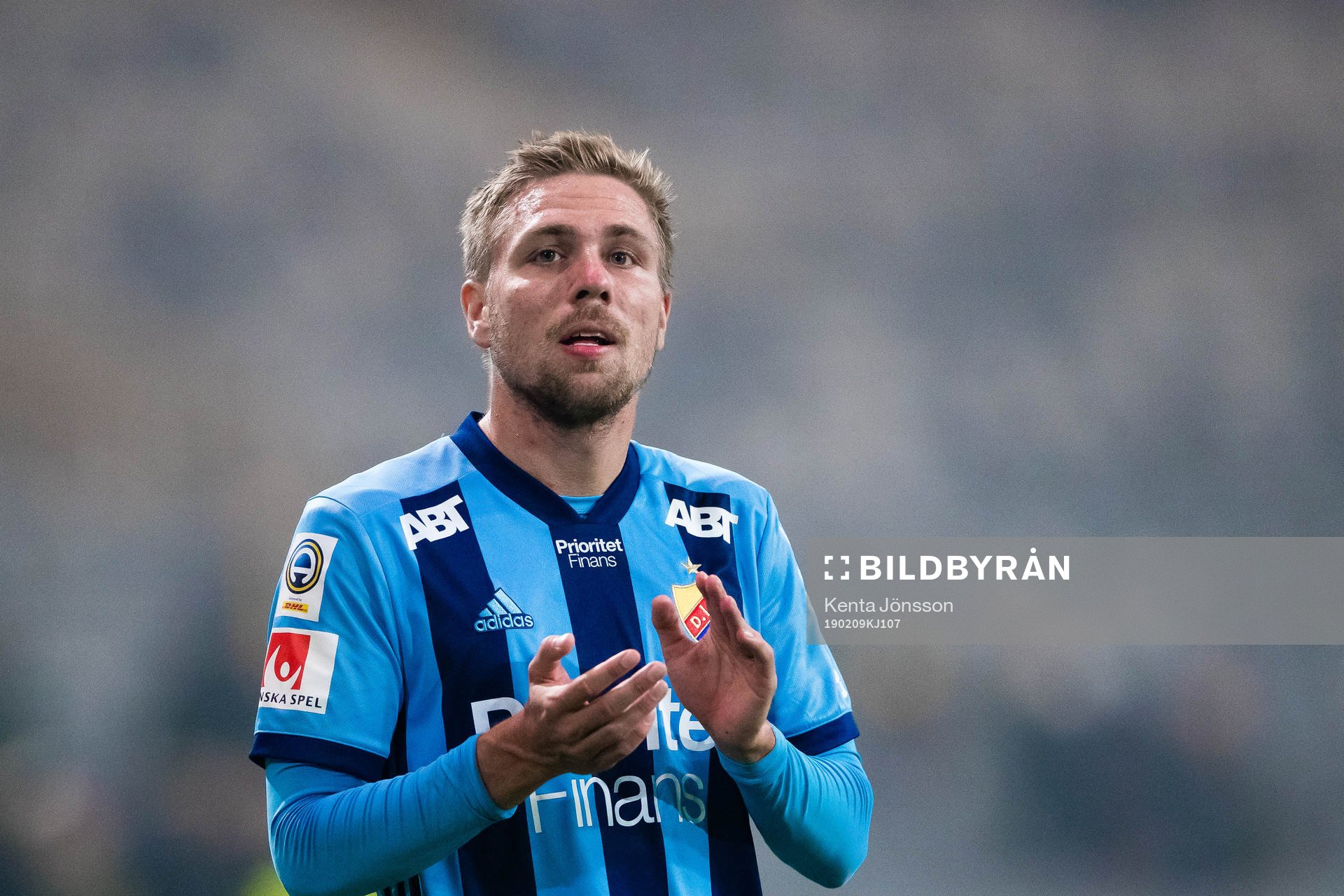 Djurgårdens Jonathan Ring applåderar publiken