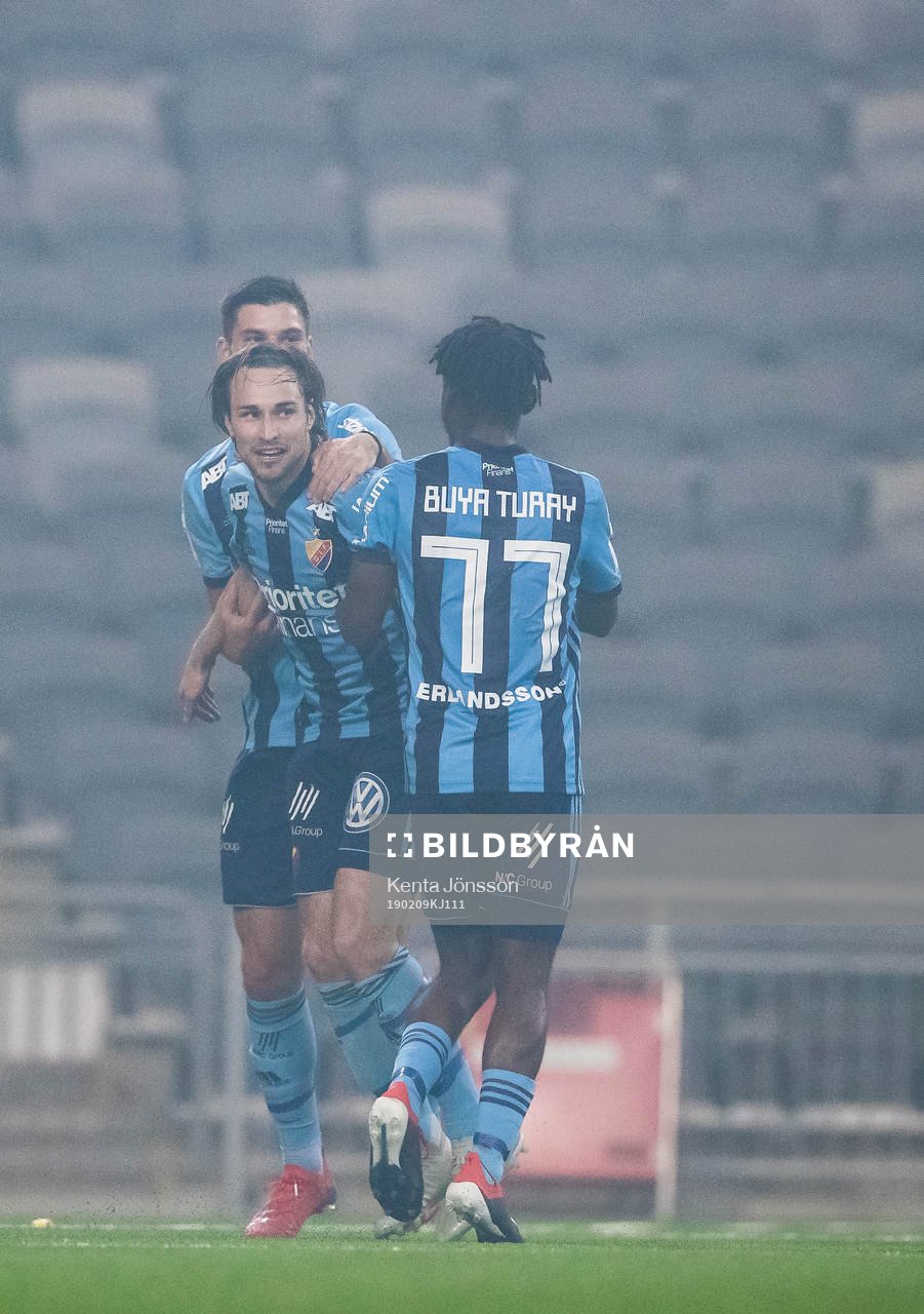 Djurgårdens Kevin Walker jublar med Buya Turay och Besard