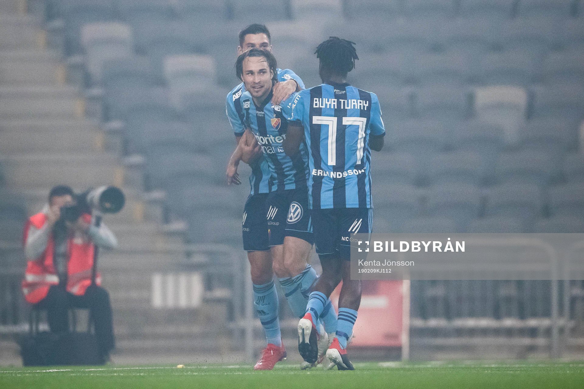 Djurgårdens Kevin Walker jublar med Buya Turay och Besard