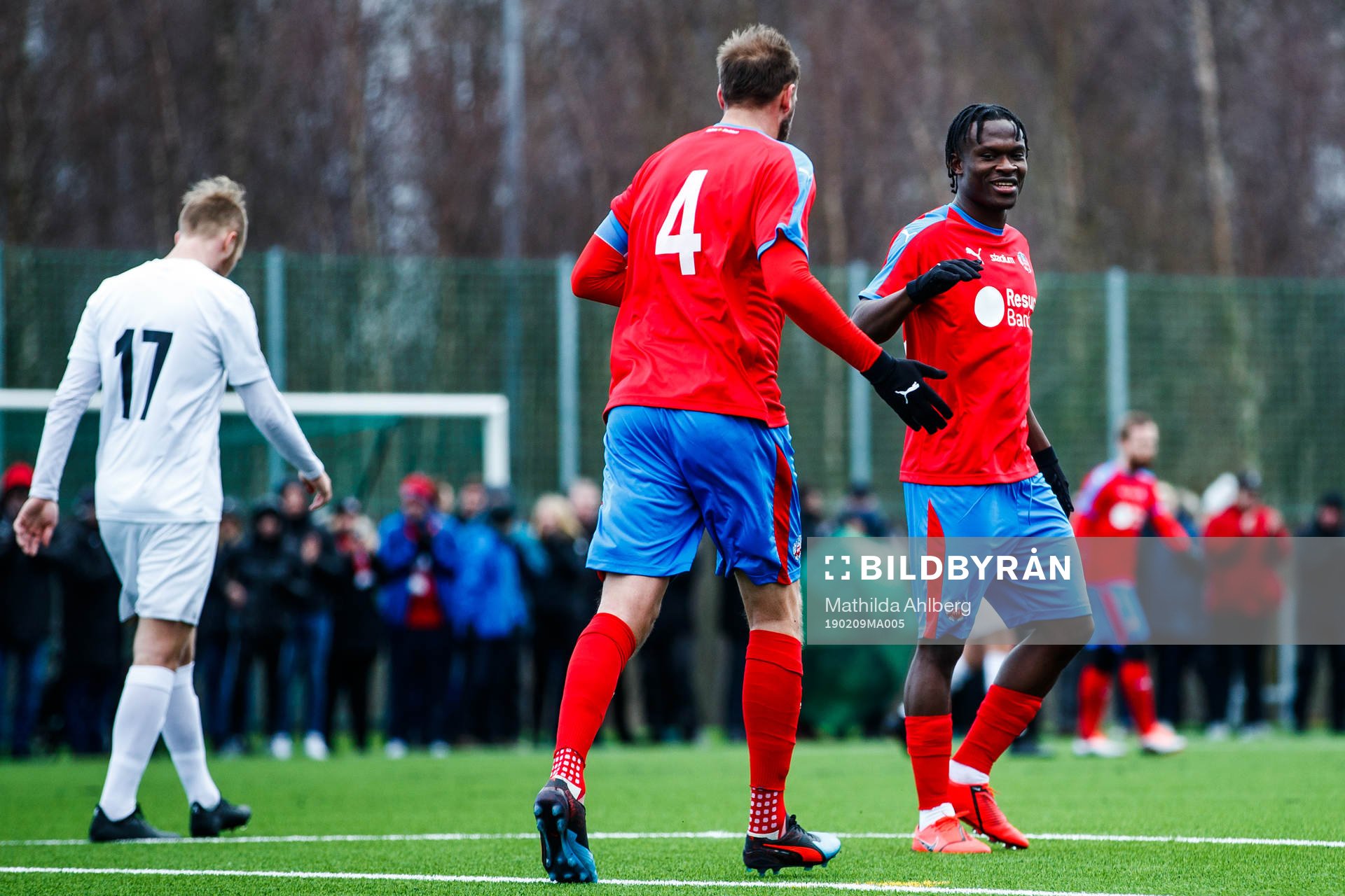 Helsingborgs Andreas Granqvist och provspelare Noel Mbo jublar efter 2-0 under träningsmatchen i fotboll mellan Helsingborg och Öster den 9 februari 2019 i Helsingborg.