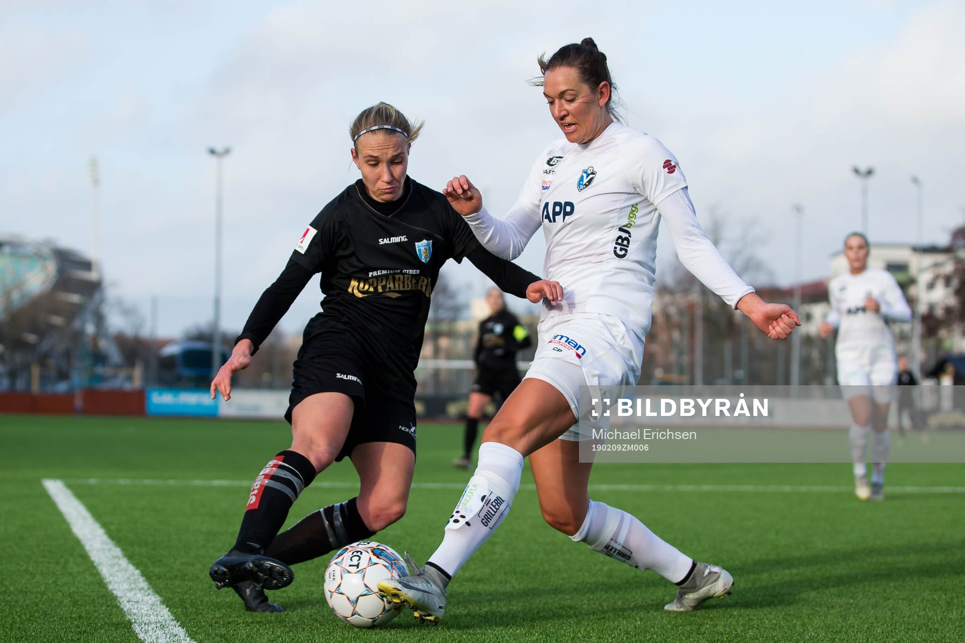Göteborgs Emma Koivisto och Växjös Jennie Nordin under fotbollsmatchen i Svenska Cupen mellan Kopparbergs/Göteborg och Växjö den 9 februari 2019 i Göteborg.