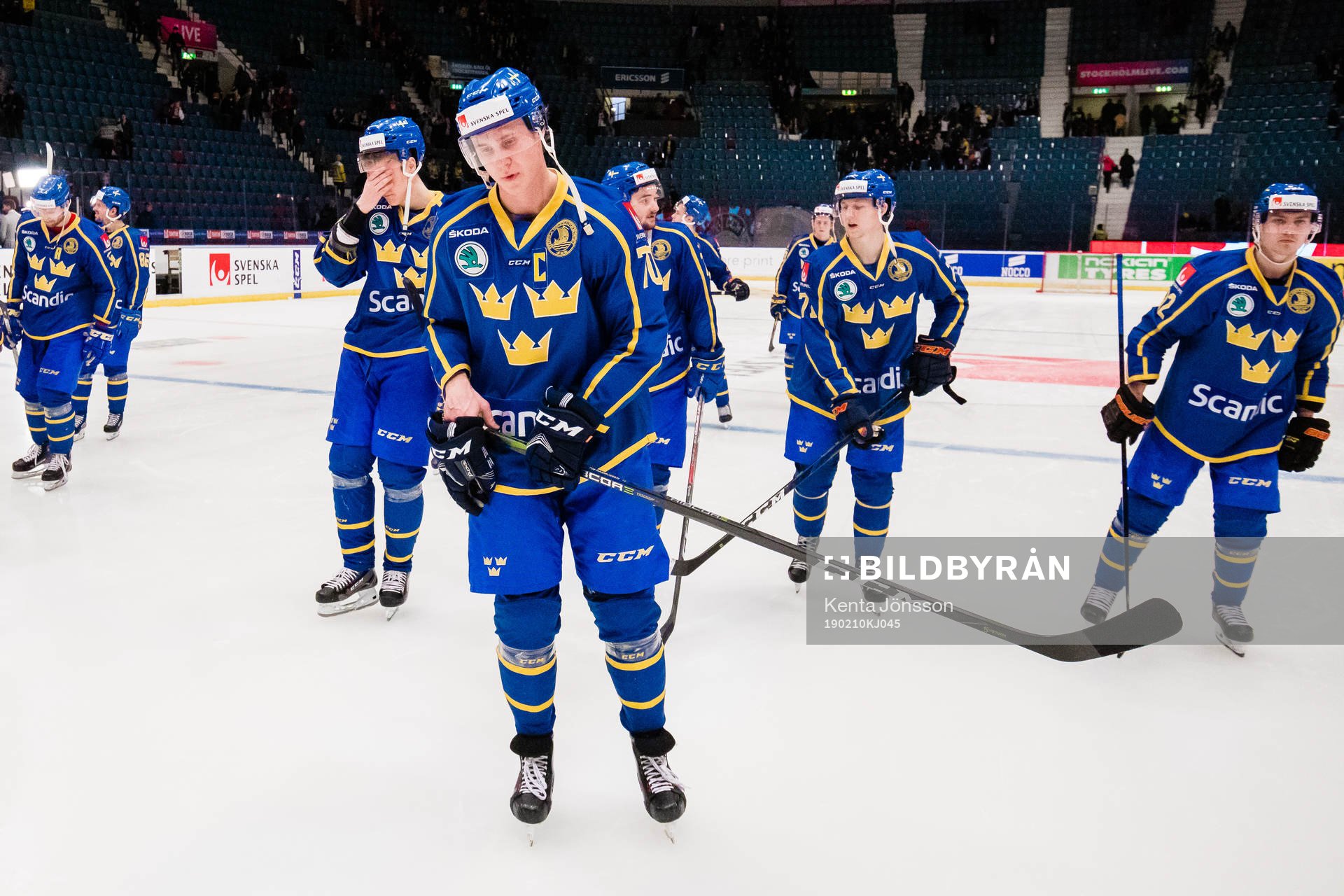 Dennis Rasmussen looks dejected with teammates