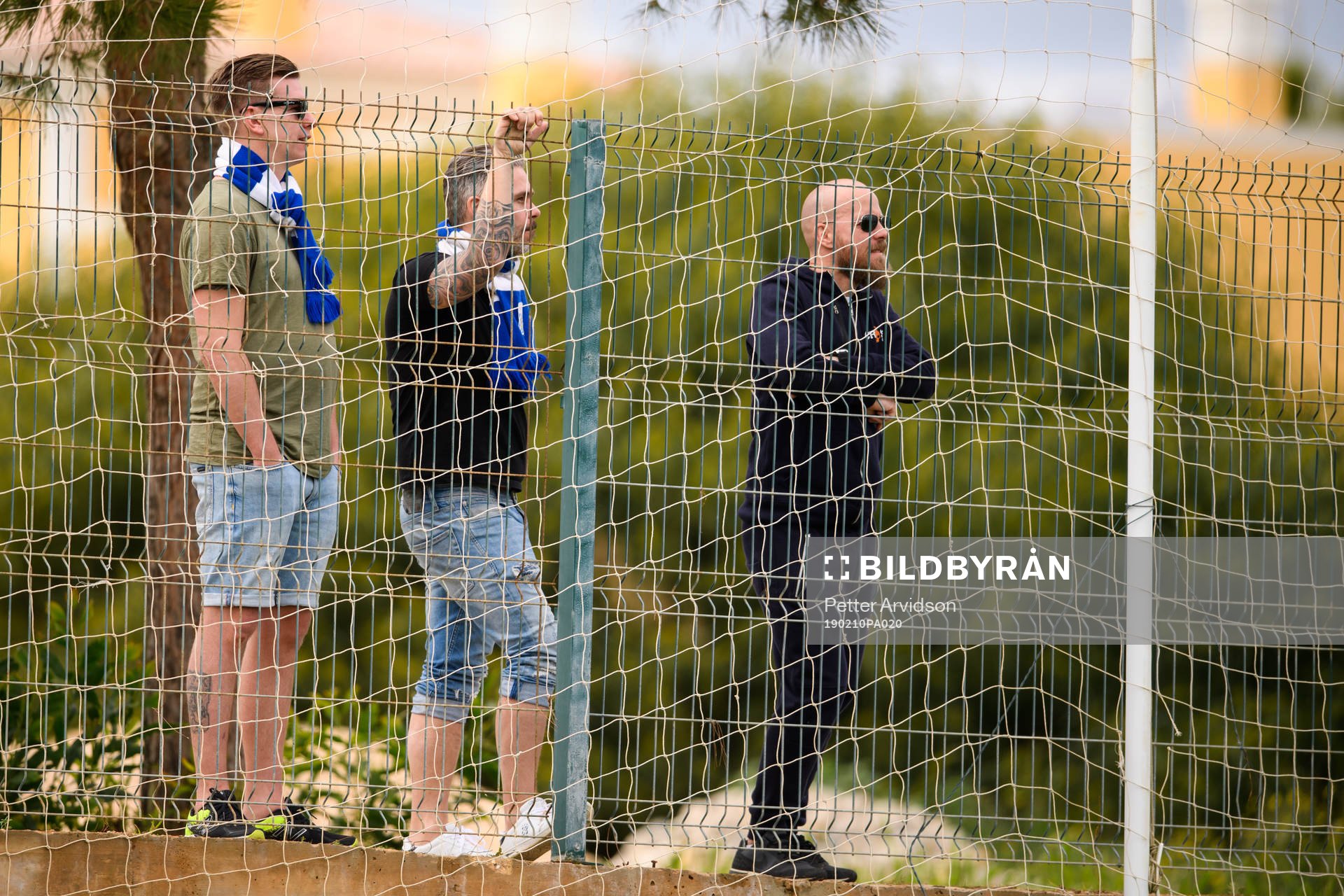 Supportrar till IFK Göteborg ser på en träning
