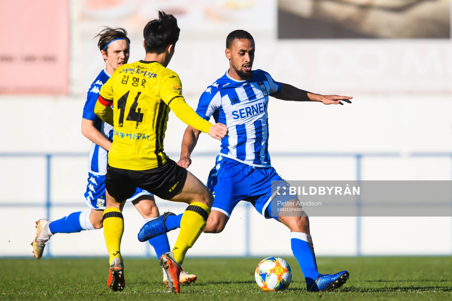 IFK Göteborgs Junes Barny och Jeonnam Dragons Kan Younguk under en träningsmatch i fotboll mellan IFK Göteborg och Jeonnam Dragons den 11 februari 2019 i Albufeira.