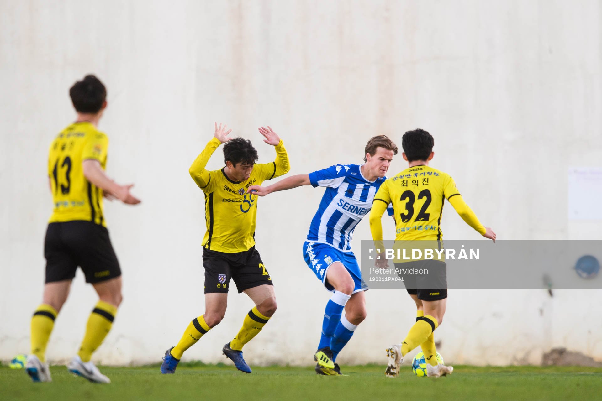 IFK Göteborgs August Erlingmark i kamp med Jeonnam Dragons Choi Jaehyeon under en träningsmatch i fotboll mellan IFK Göteborg och Jeonnam Dragons den 11 februari 2019 i Albufeira.