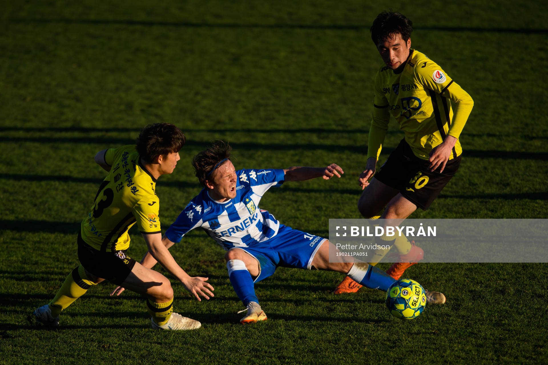 IFK Göteborgs Patrik Karlsson Lagemyr i kamp med Jeonnam Dragons Lee Seulchan och Kim Minhyeok under en träningsmatch i fotboll mellan IFK Göteborg och Jeonnam Dragons den 11 februari 2019 i Albufeira.