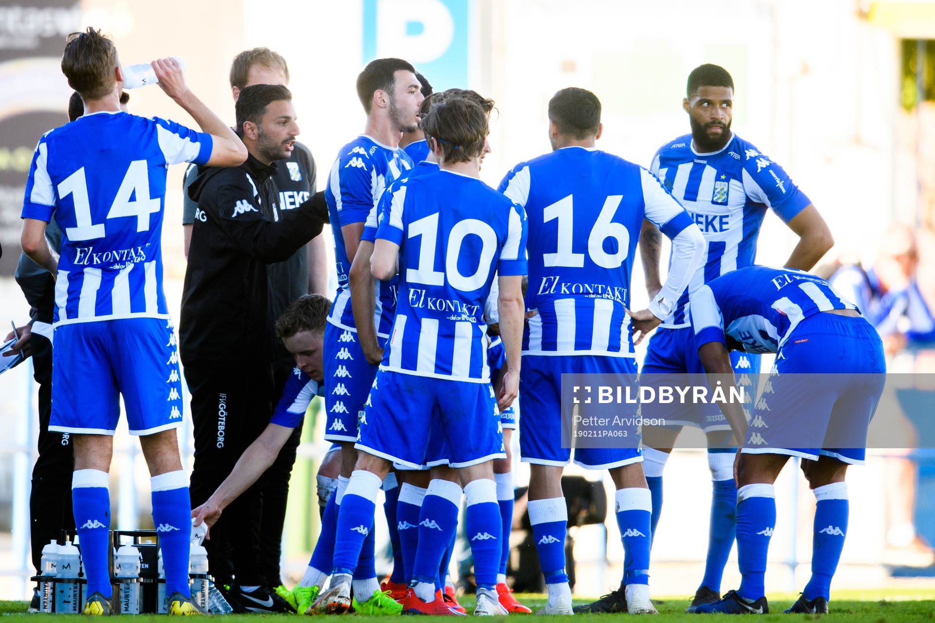 IFK Göteborgs tränare Poya Asbaghi har genomgång med