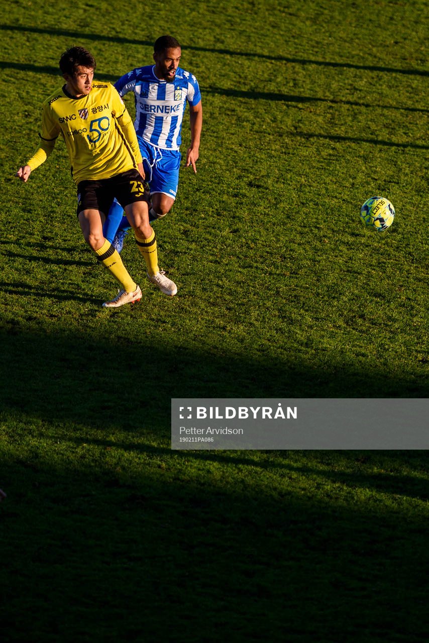 Jeonnam Dragons Kim Geonung och IFK Göteborgs Junes Barny