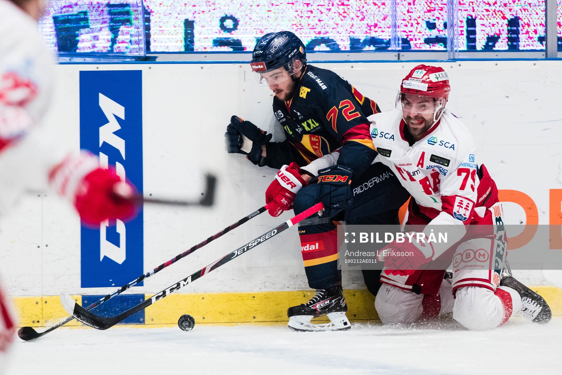 Djurgårdens Emil Bemström i kamp om pucken med Timrås