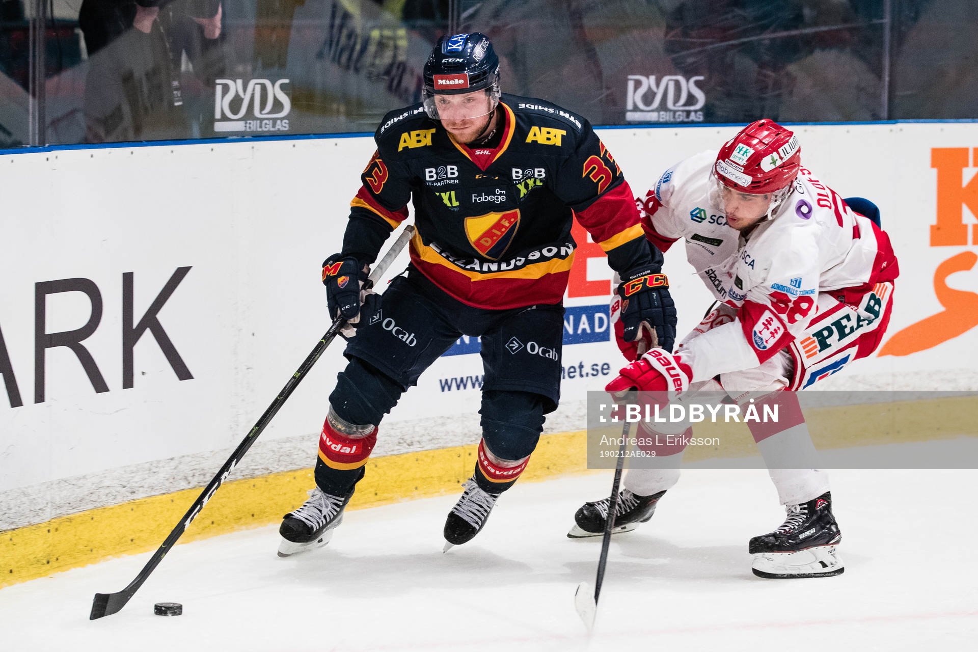 Djurgårdens Linus Hultström i kamp om pucken med Timrås